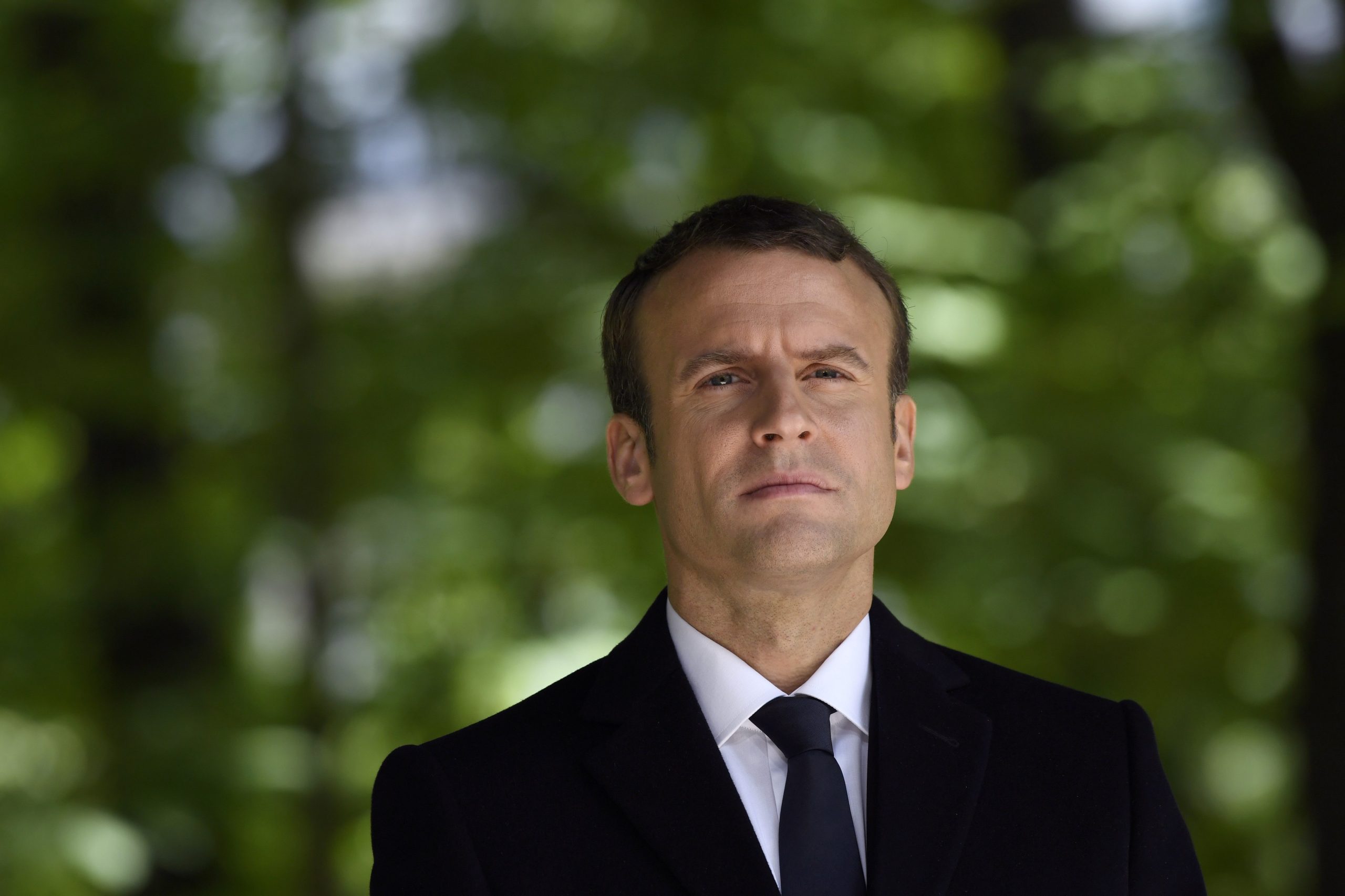 França: Após a cerimónia de tomada de posse, Macron percorre os Campos Elísios