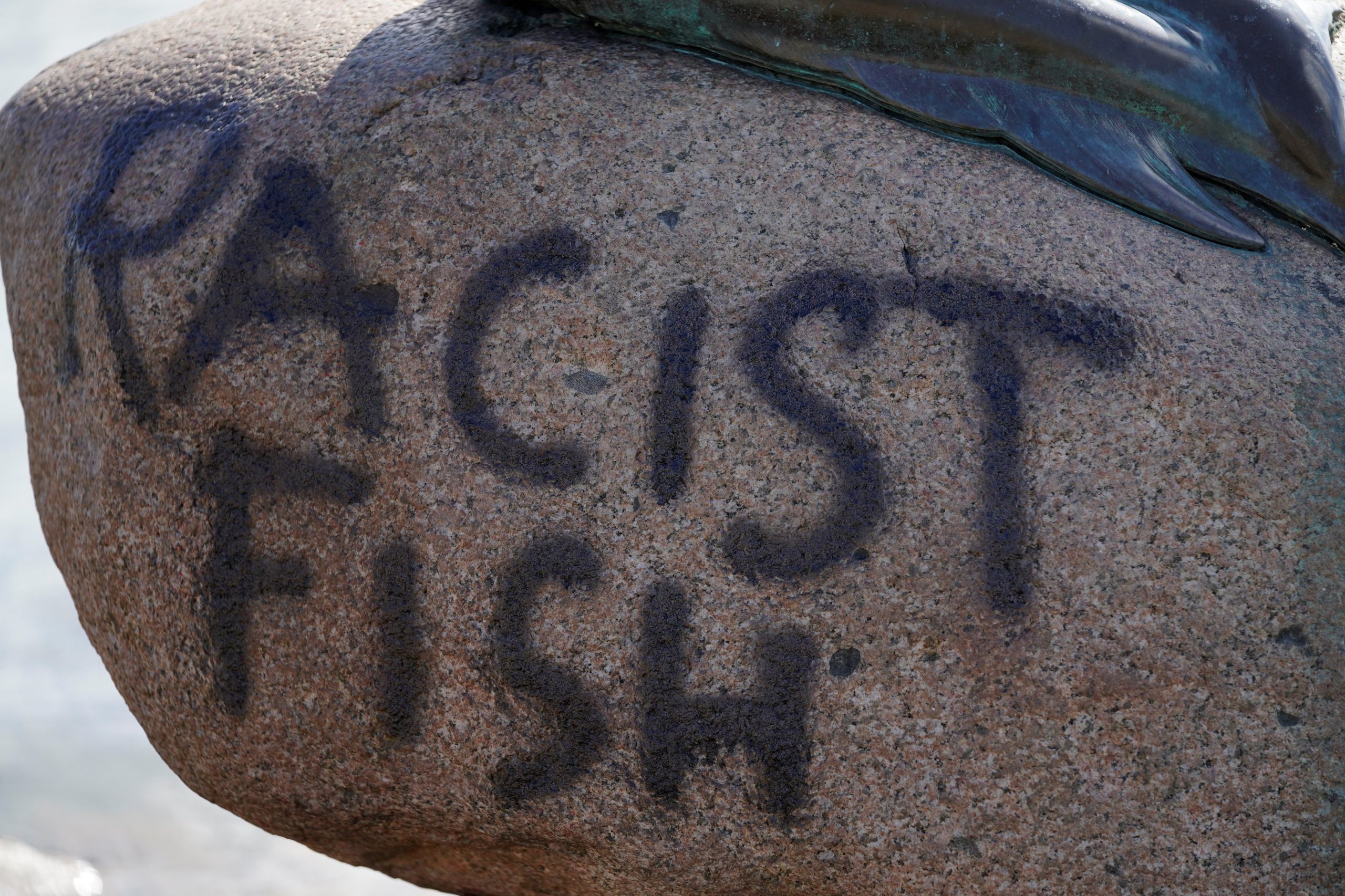 Estátua da “Pequena Sereia” em Copenhaga foi novamente vandalizada
