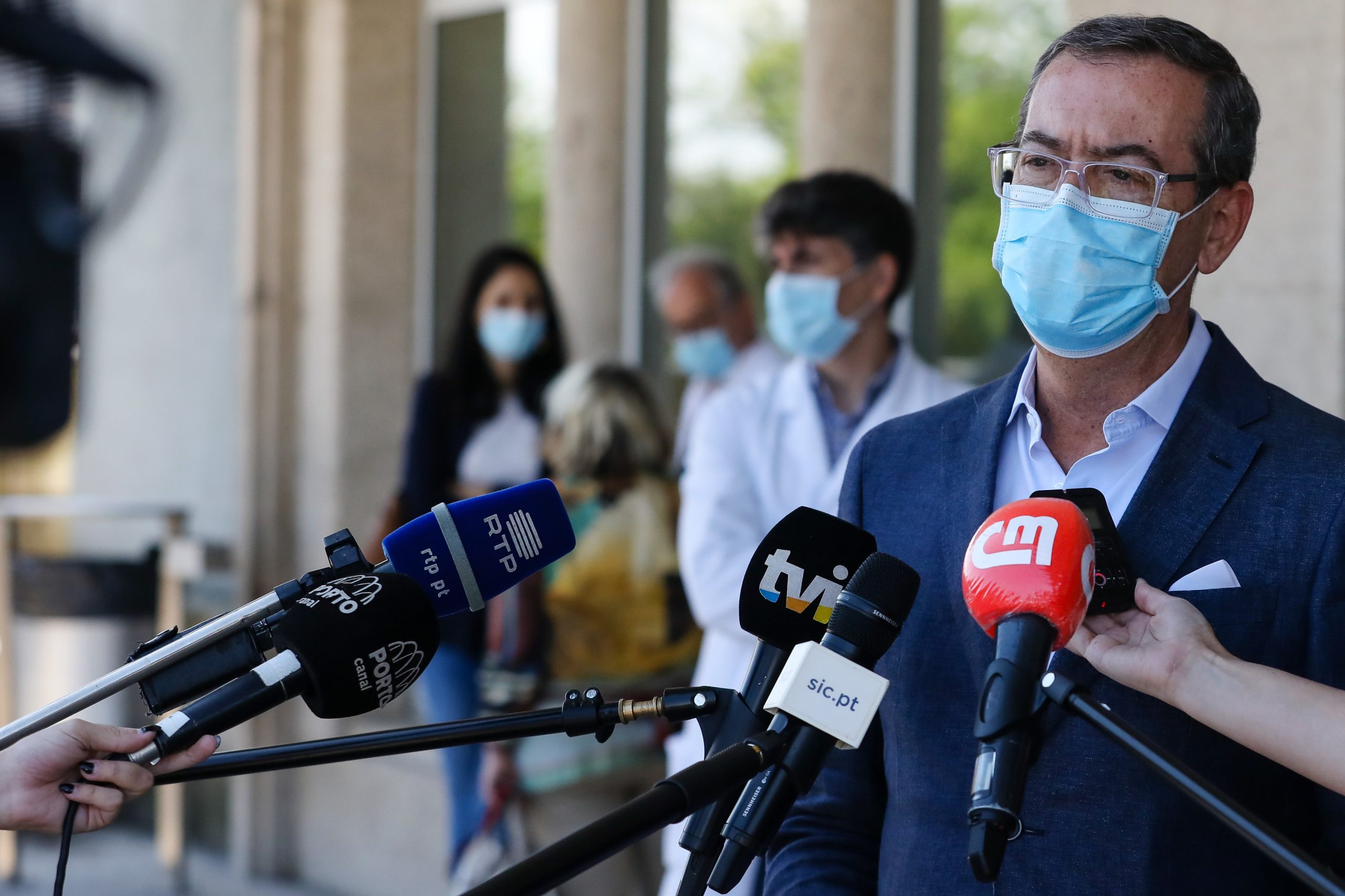 Covid-19: Depois de os grupos prioritários estarem vacinados, Ordem dos Médicos quer vacinar por idade