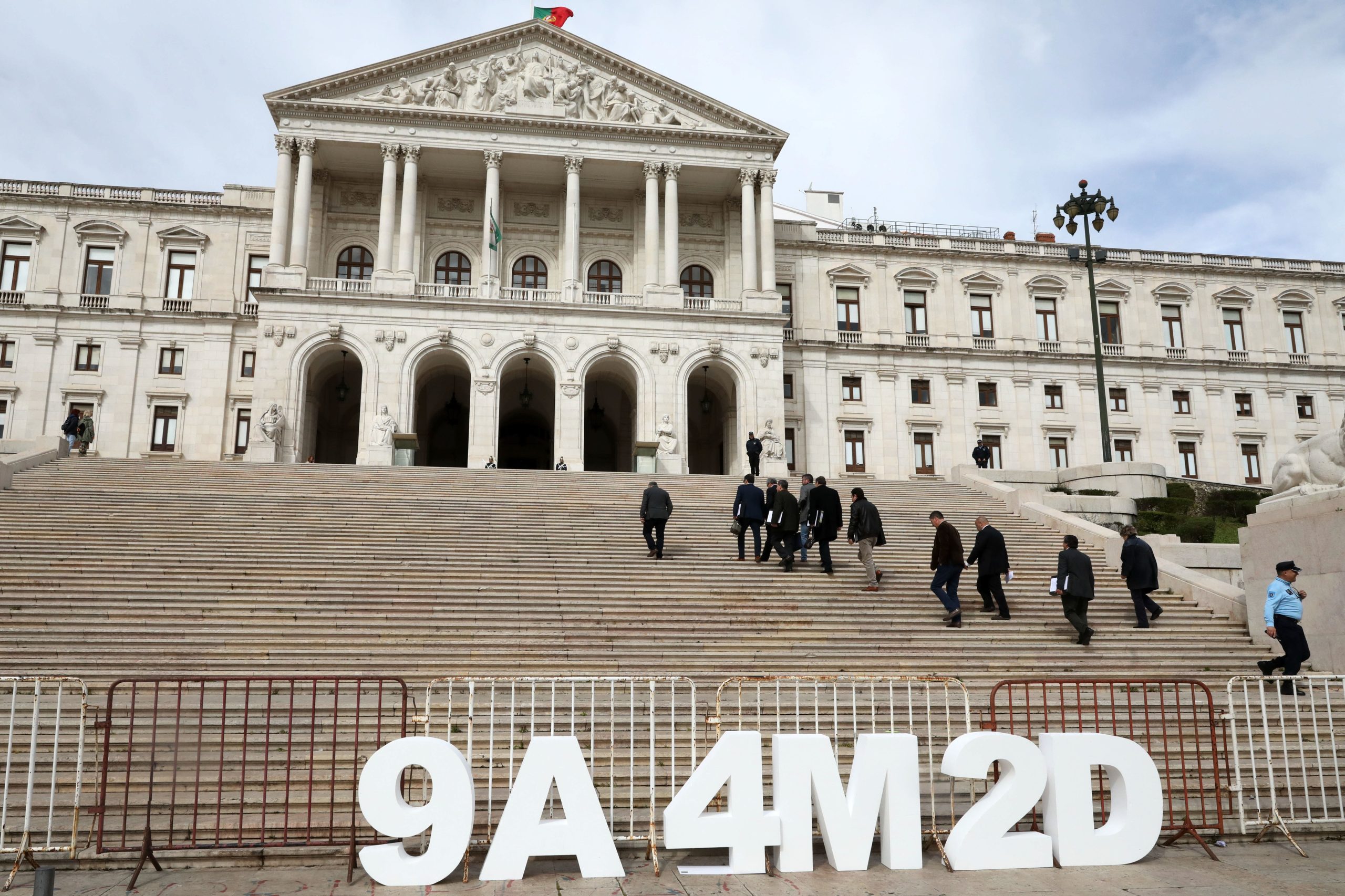 Parlamento chumba que tempo congelado a professores possa contar para a reforma
