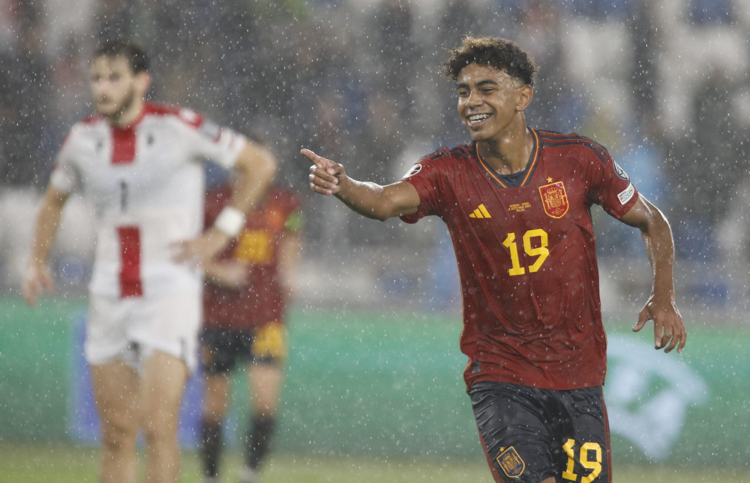 Espanha goleia Geórgia em noite histórica para jovem de 16 anos