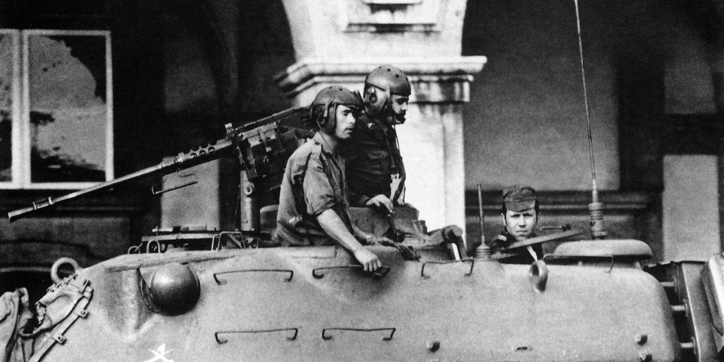 25 Abril: Marcelo condecora jornalistas que emitiram “senhas” da operação militar