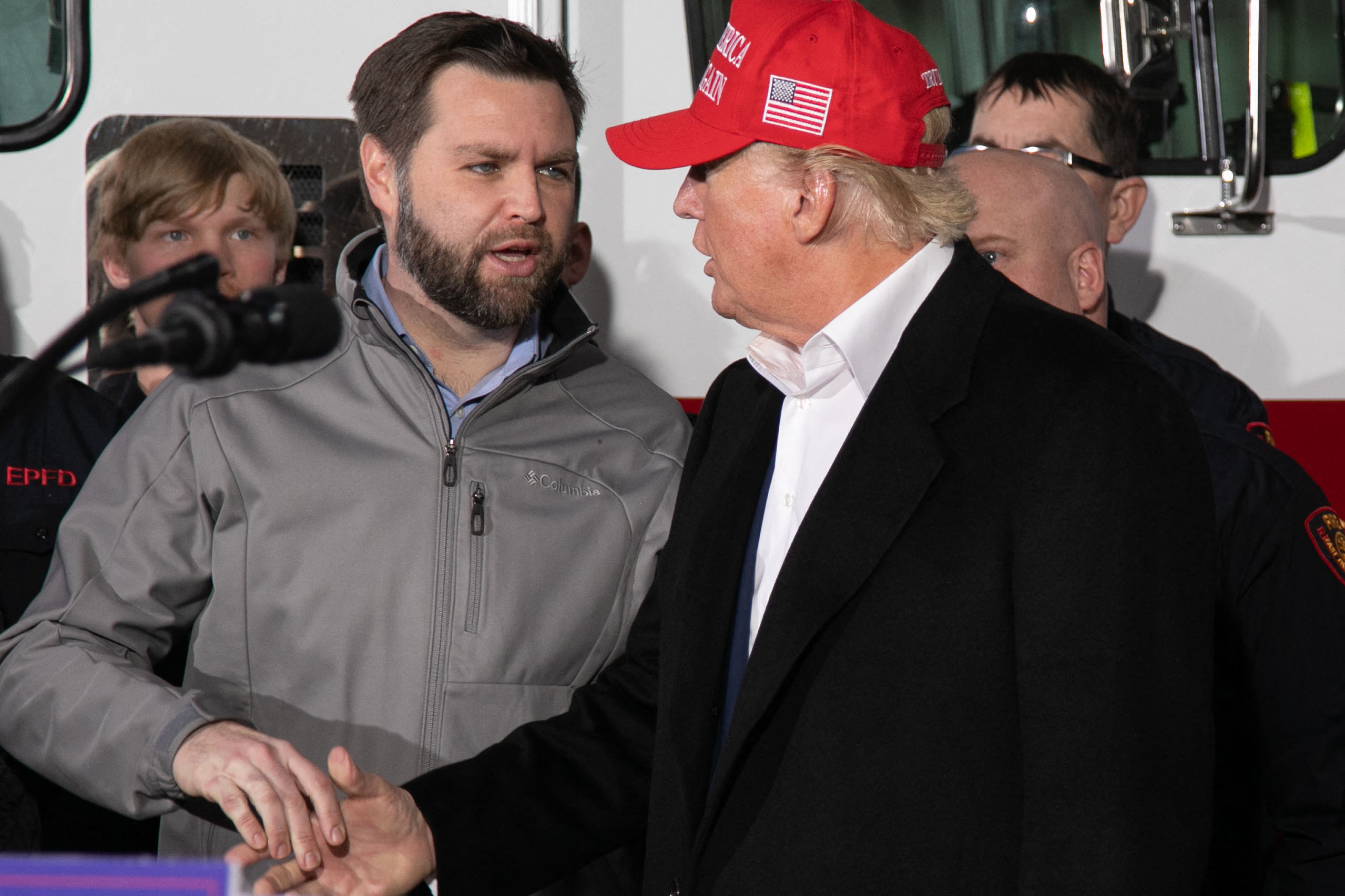 EUA: J.D. Vance, senador do Ohio, é o vice-presidente escolhido por Trump