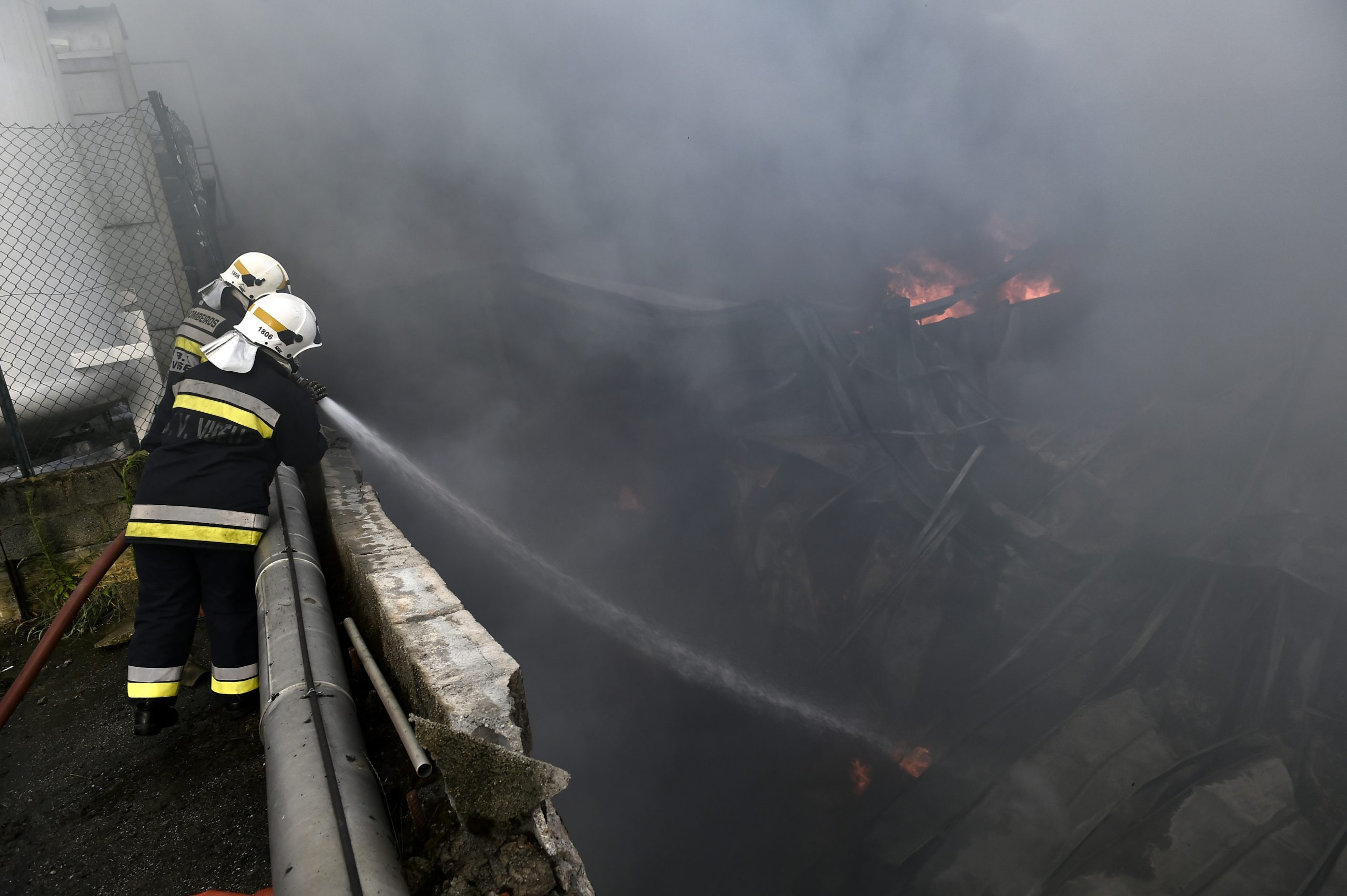 Incêndio em armazém em Camarate mobiliza dezenas de bombeiros