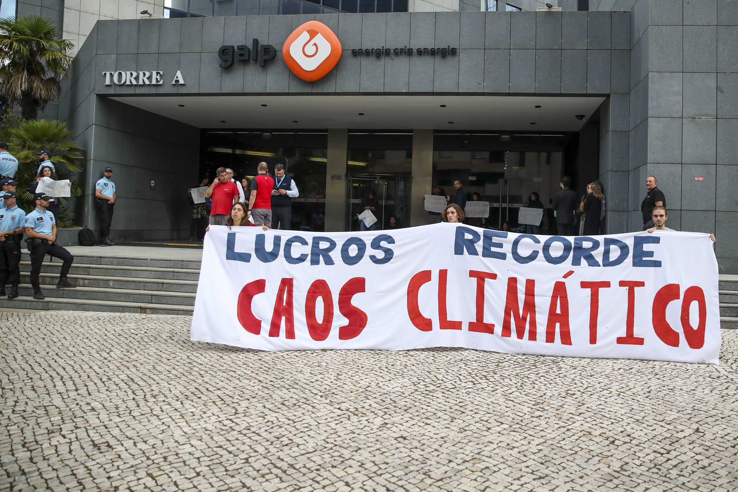 Ativistas colaram-se às portas da Galp em Lisboa em protesto contra os “lucros recorde” das petrolíferas