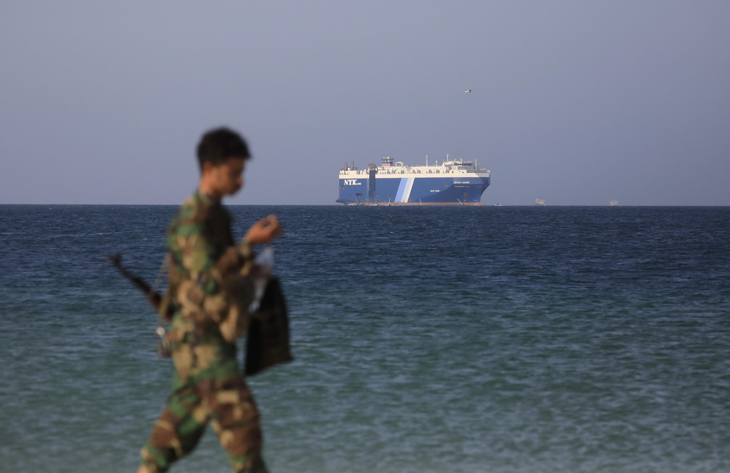 Reino Unido não descarta novos bombardeamentos se Houthis atacarem mais navios