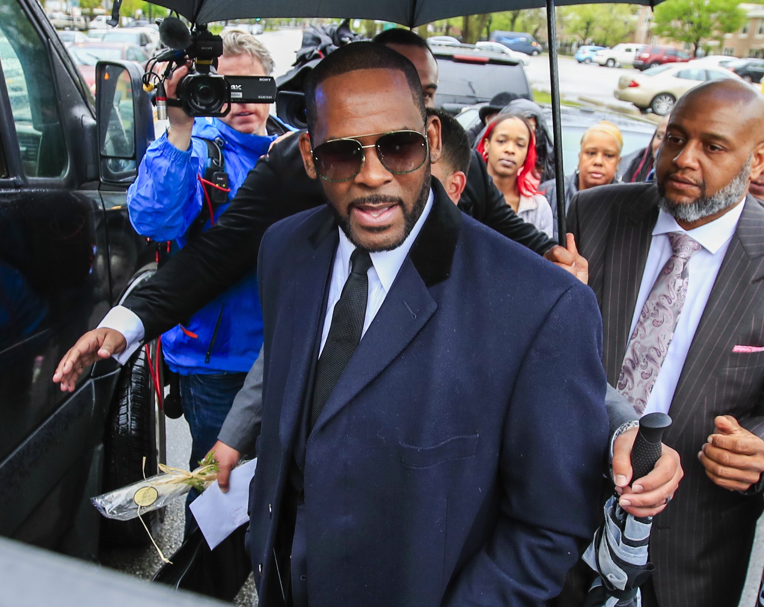 R. Kelly considerado culpado de todas as acusações, entre elas abuso e tráfico sexual