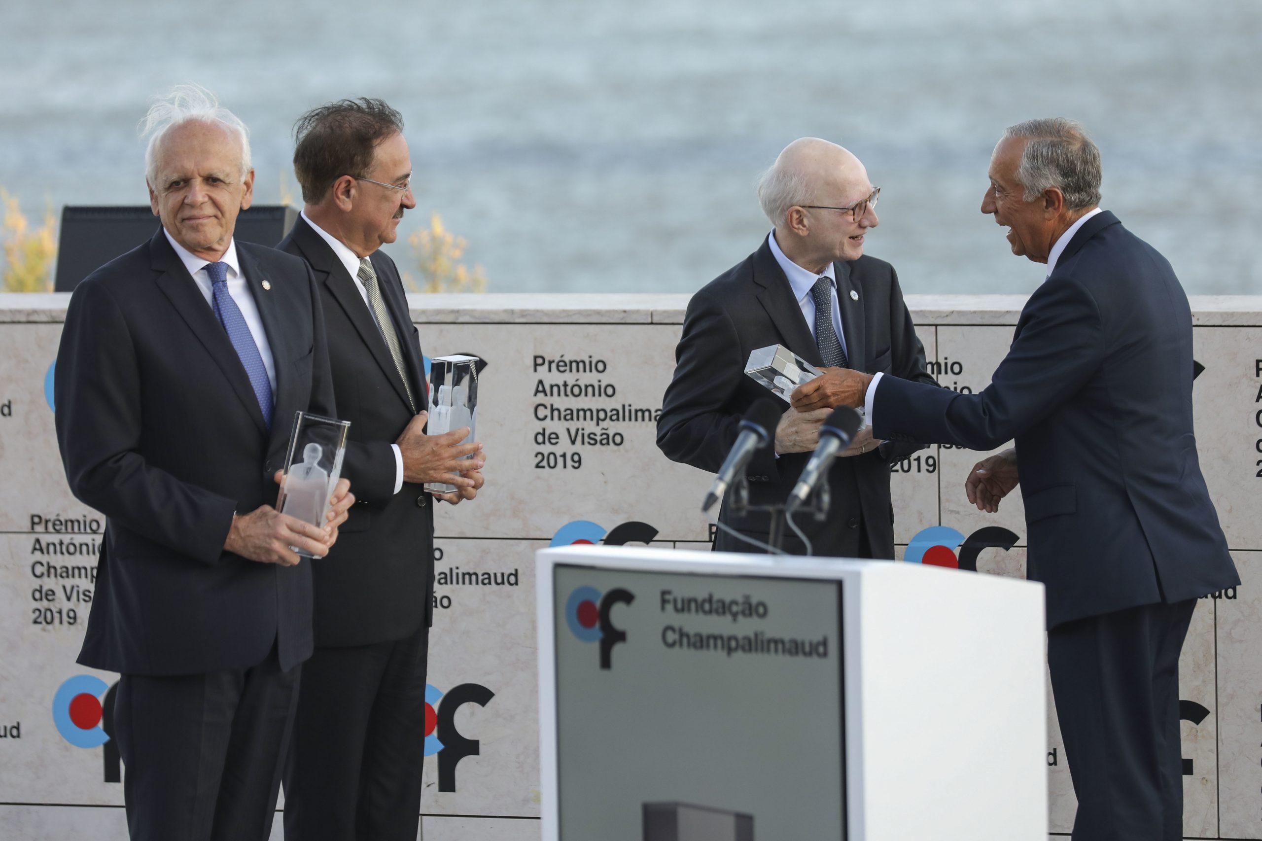 Marcelo condecora Fundação Champalimaud como Membro Honorário da Ordem do Mérito