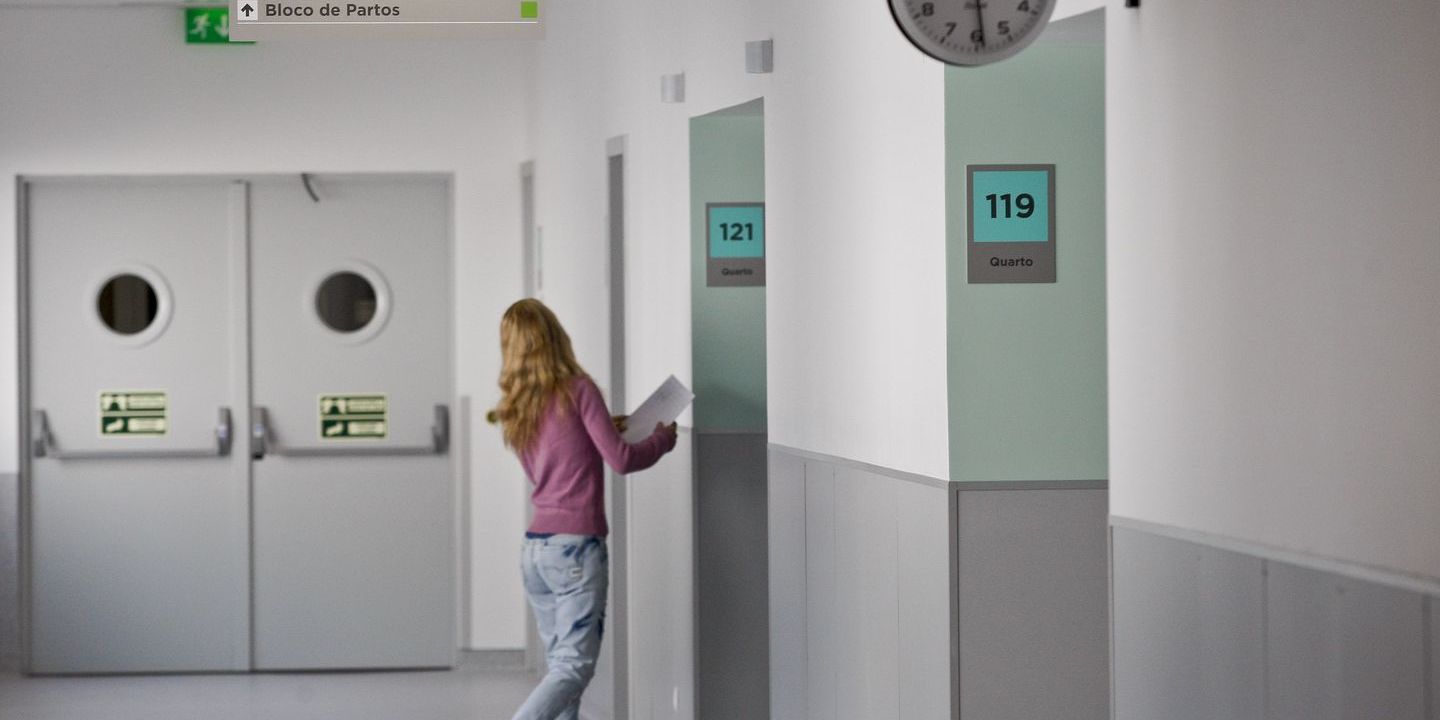 Sucessivas injeções de capital têm “sido incapazes” de reduzir dívida do SNS, diz relatório