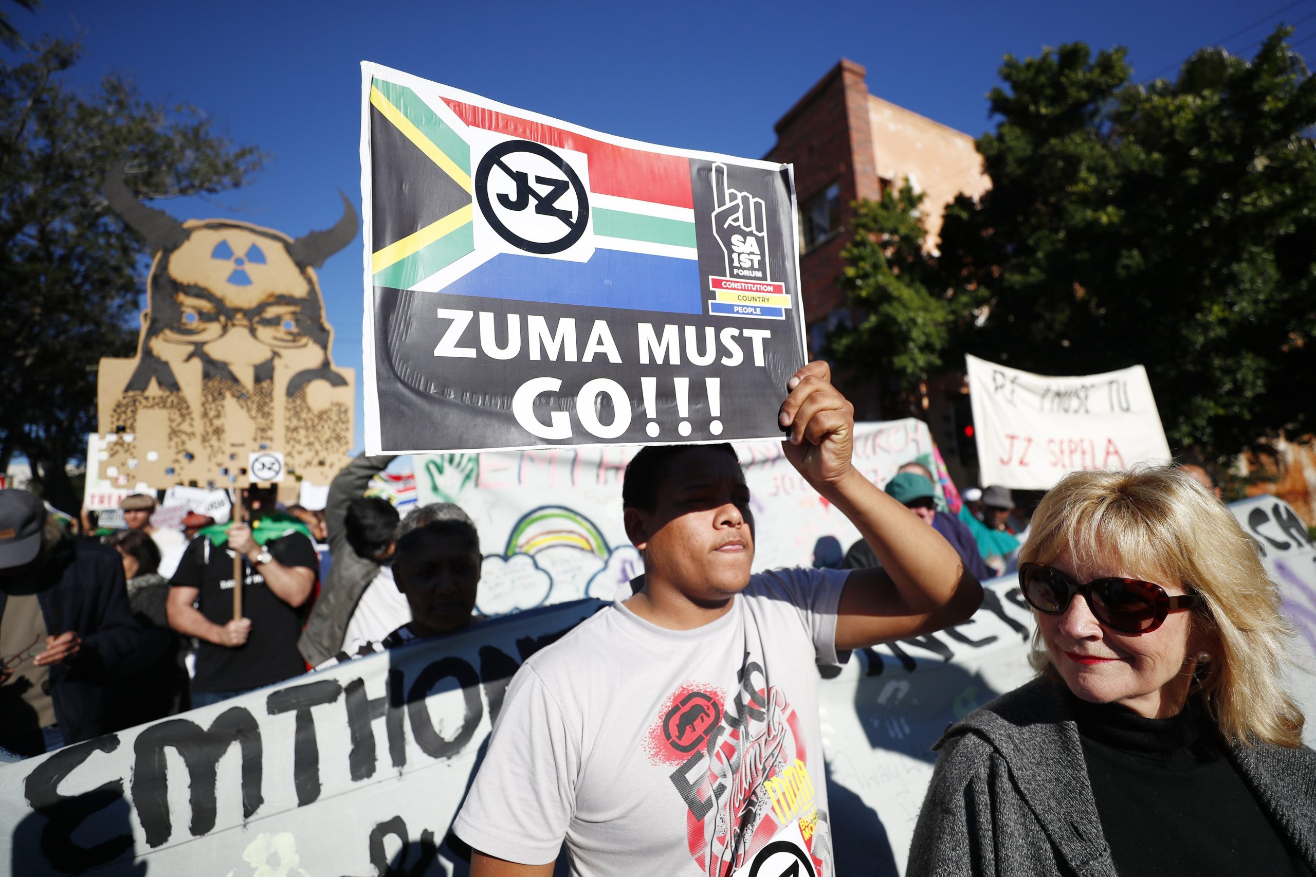 Zuma enfrenta moção de censura. Protestos e distúrbios nas ruas da África do Sul