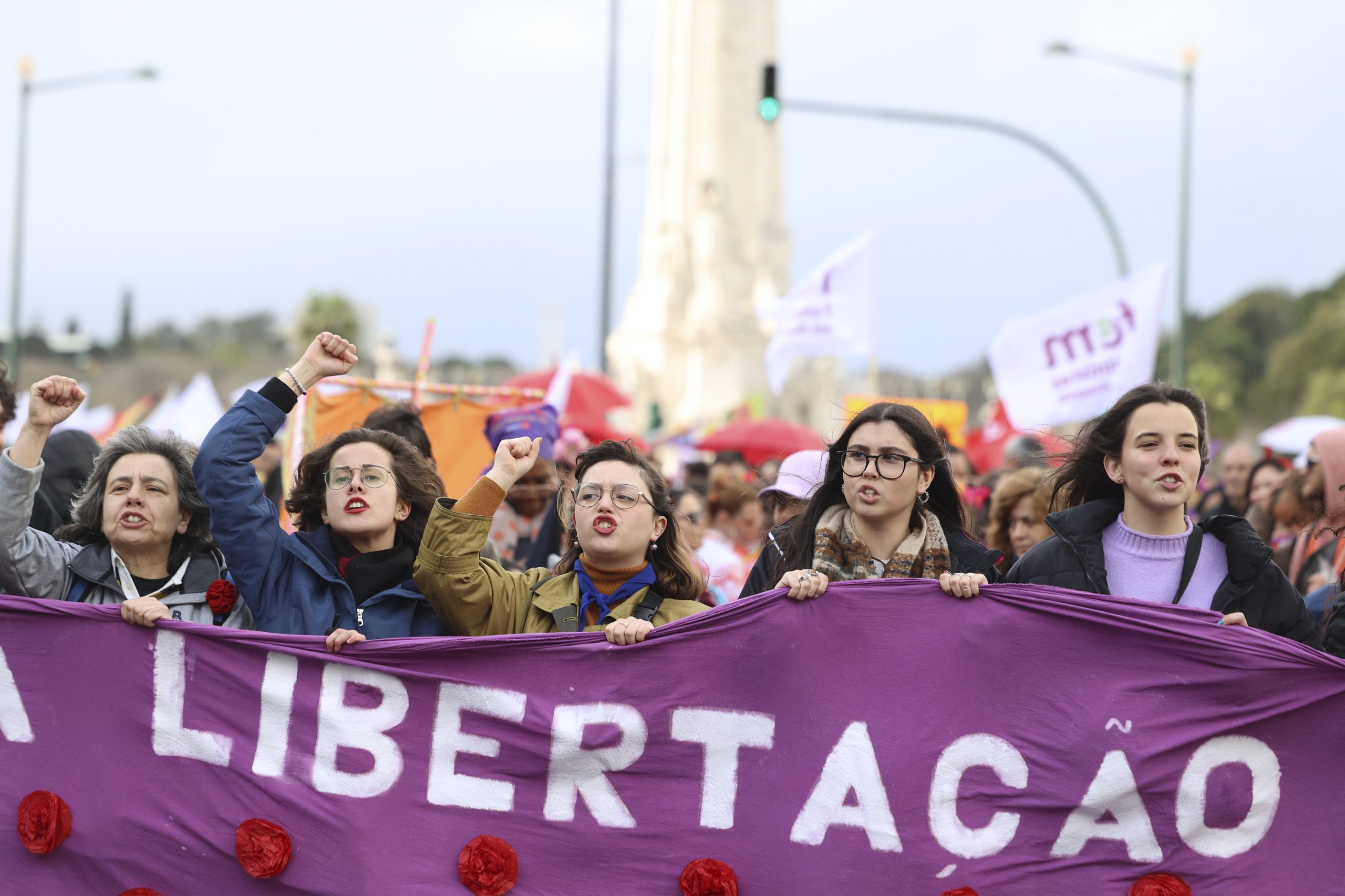 Mulheres são maioria em Portugal, mas continuam a ganhar menos e a enfrentar maior risco de pobreza