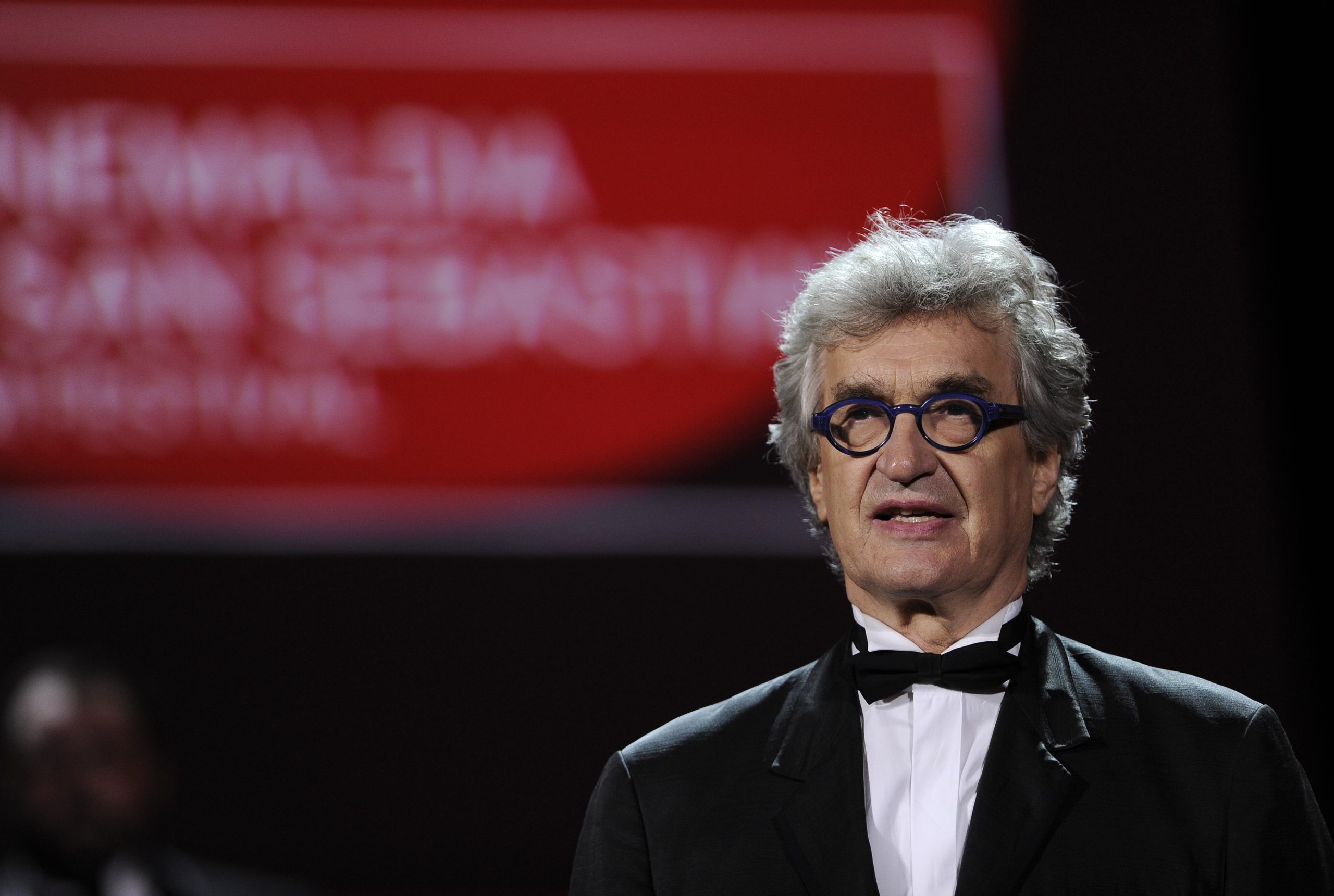 Marcelo Rebelo de Sousa condecora cineasta Wim Wenders como comendador da Ordem do Mérito
