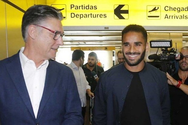Douglas chegou a Lisboa para assinar pelo Benfica