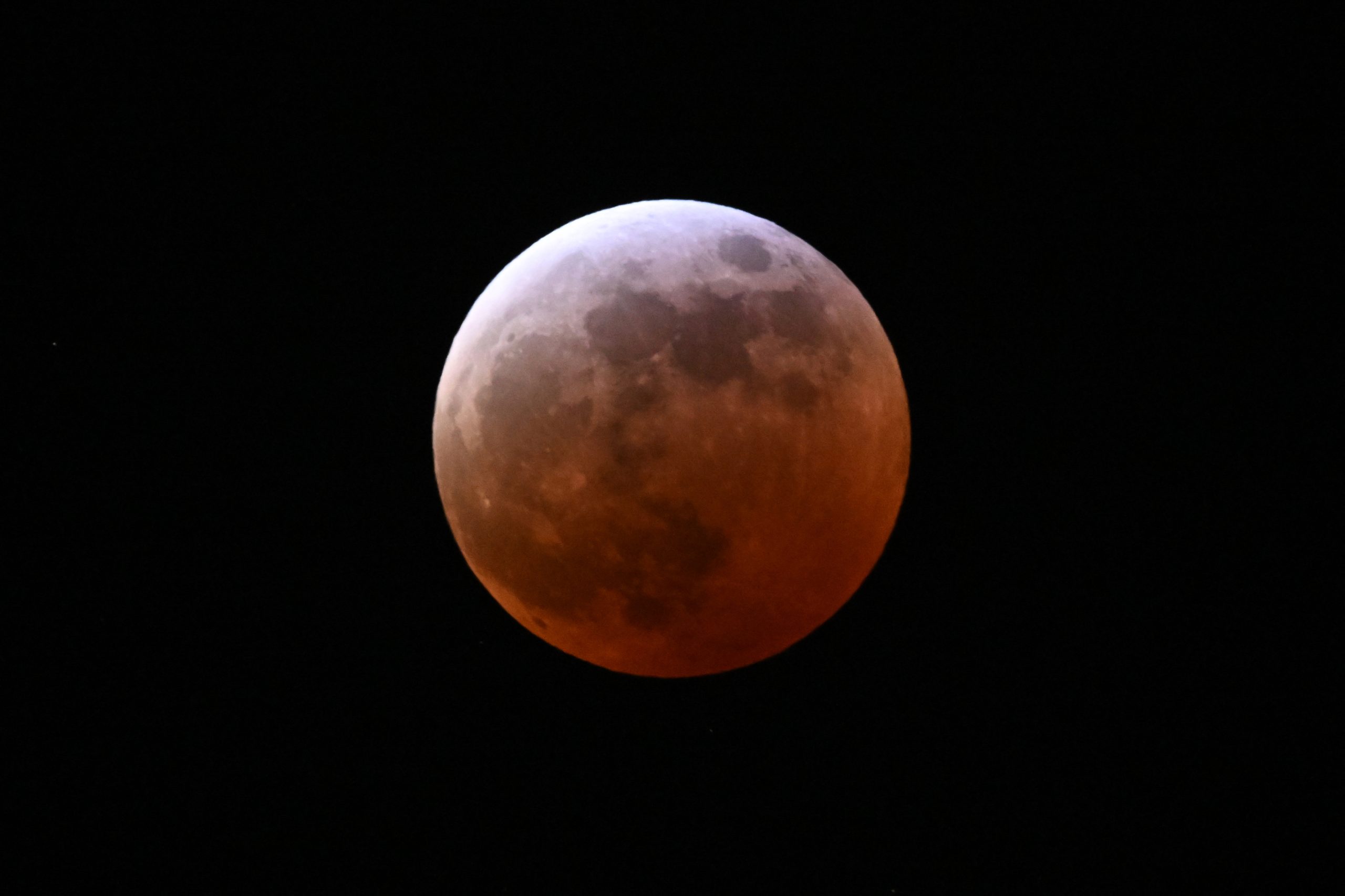 Eclipse total da Lua no domingo, mas com baixa visibilidade em Portugal
