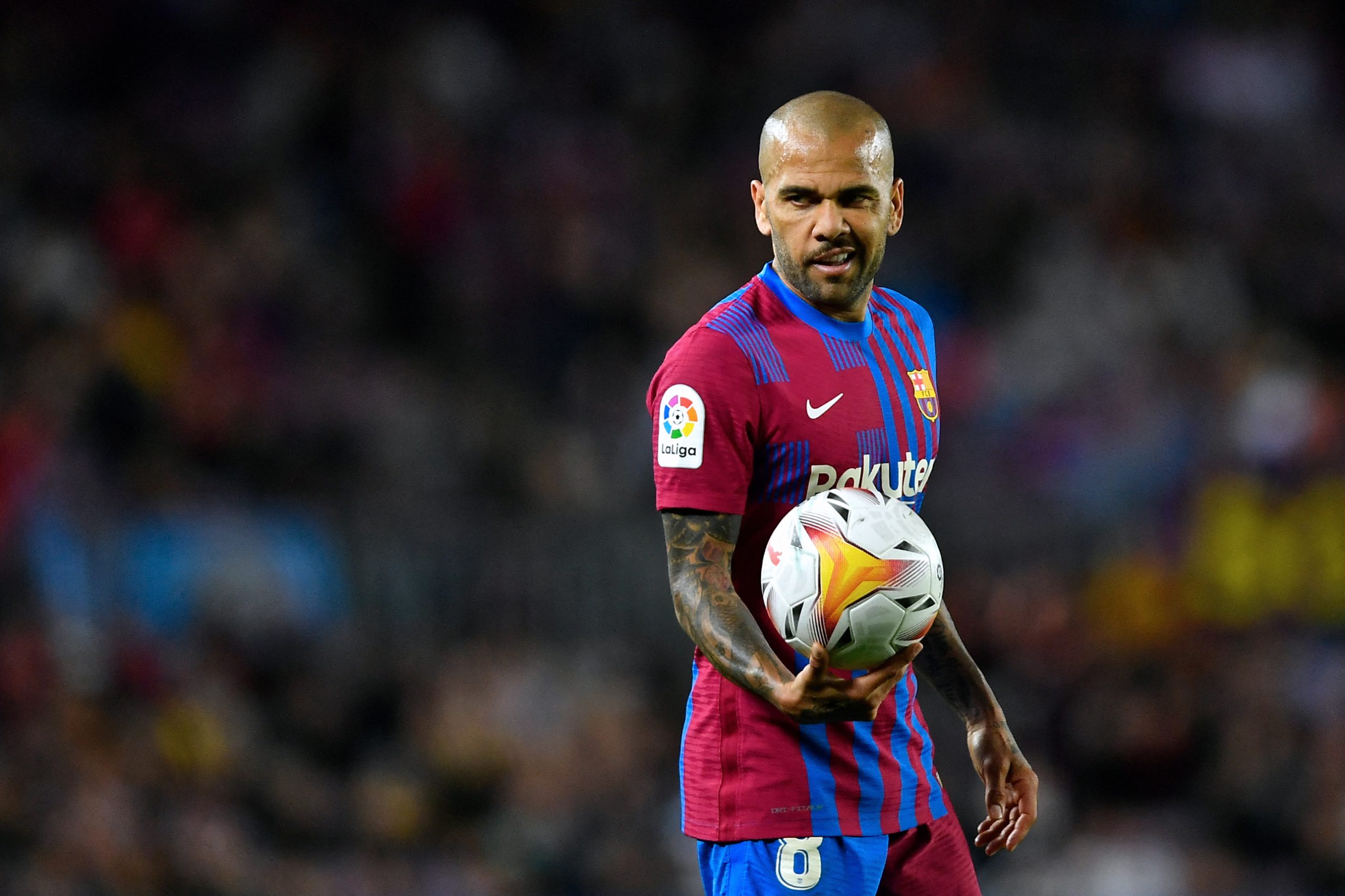 “Meu nome é Dani Alves, BRASILEIRO, mas conhecido como Good Crazy”. Há um jogador livre no mercado que vem com carta de apresentação