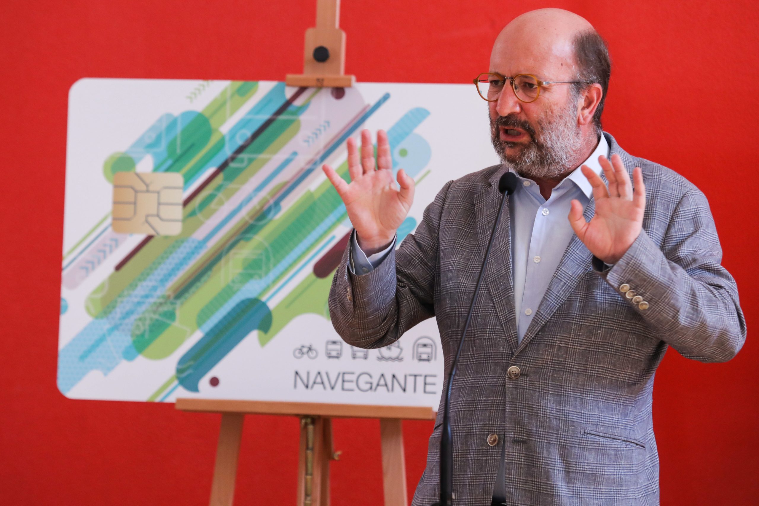 Governo cumpriu “rigorosamente” acordo com setor do táxi”, diz ministro do Ambiente