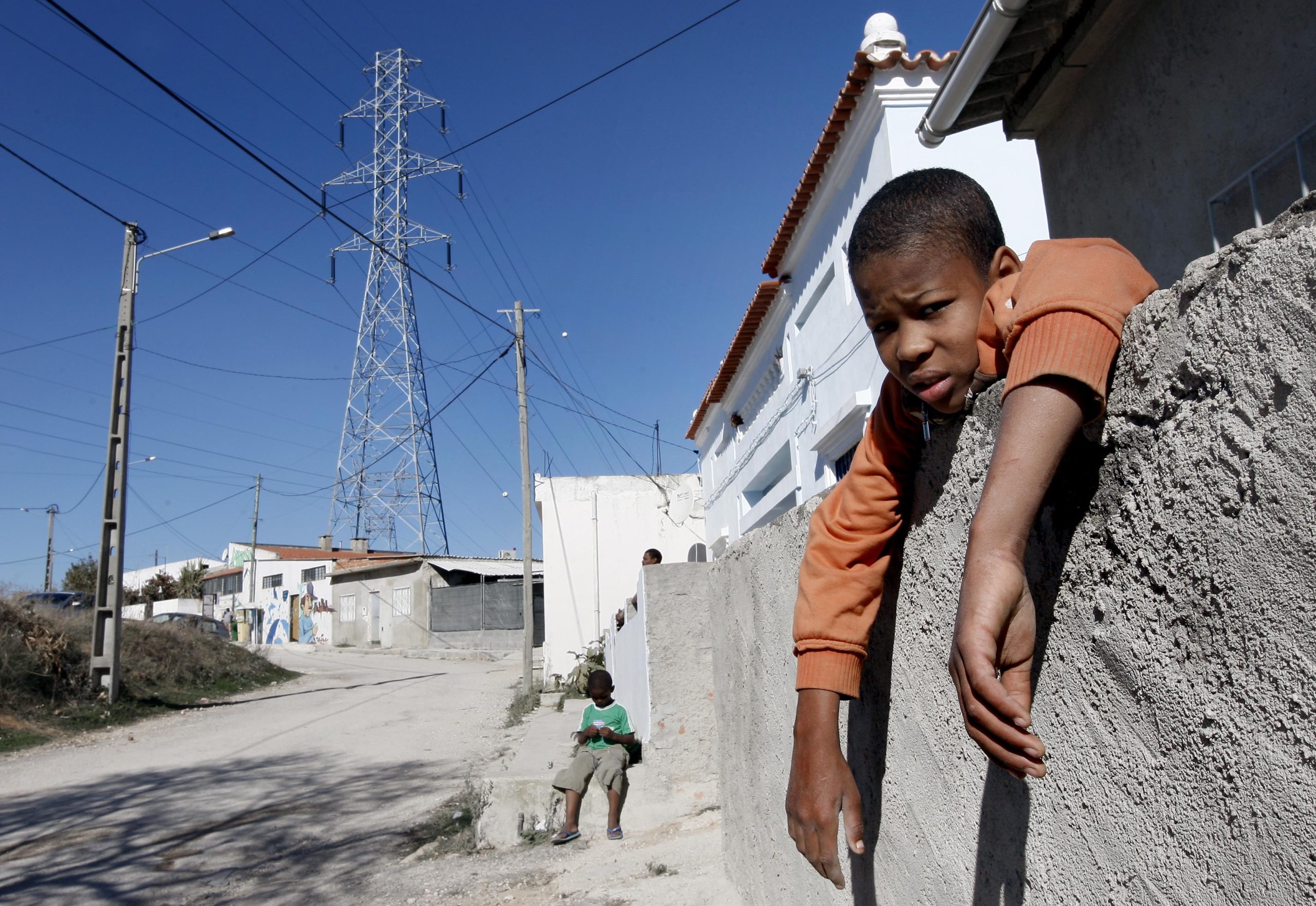 “Puseram-se à frente das máquinas e não as deixaram avançar”. Como foi travada a demolição de casas precárias de sete famílias em Loures