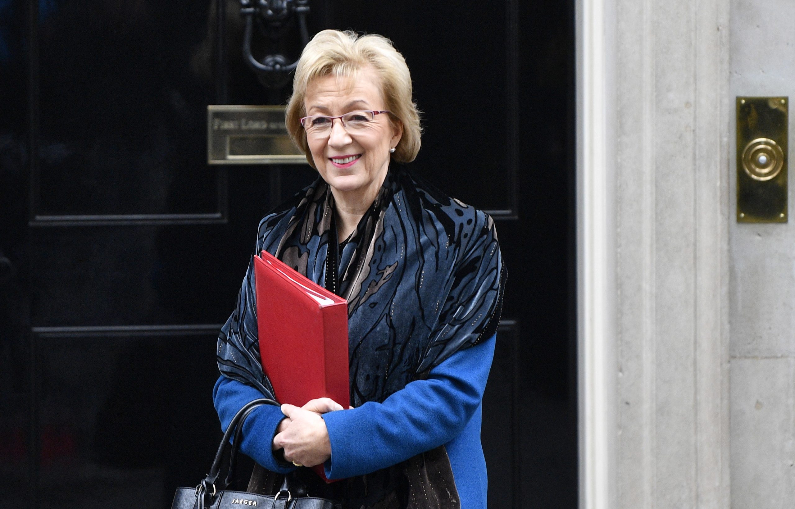 Brexit: Ministra britânica demite-se e aumenta pressão sobre Theresa May