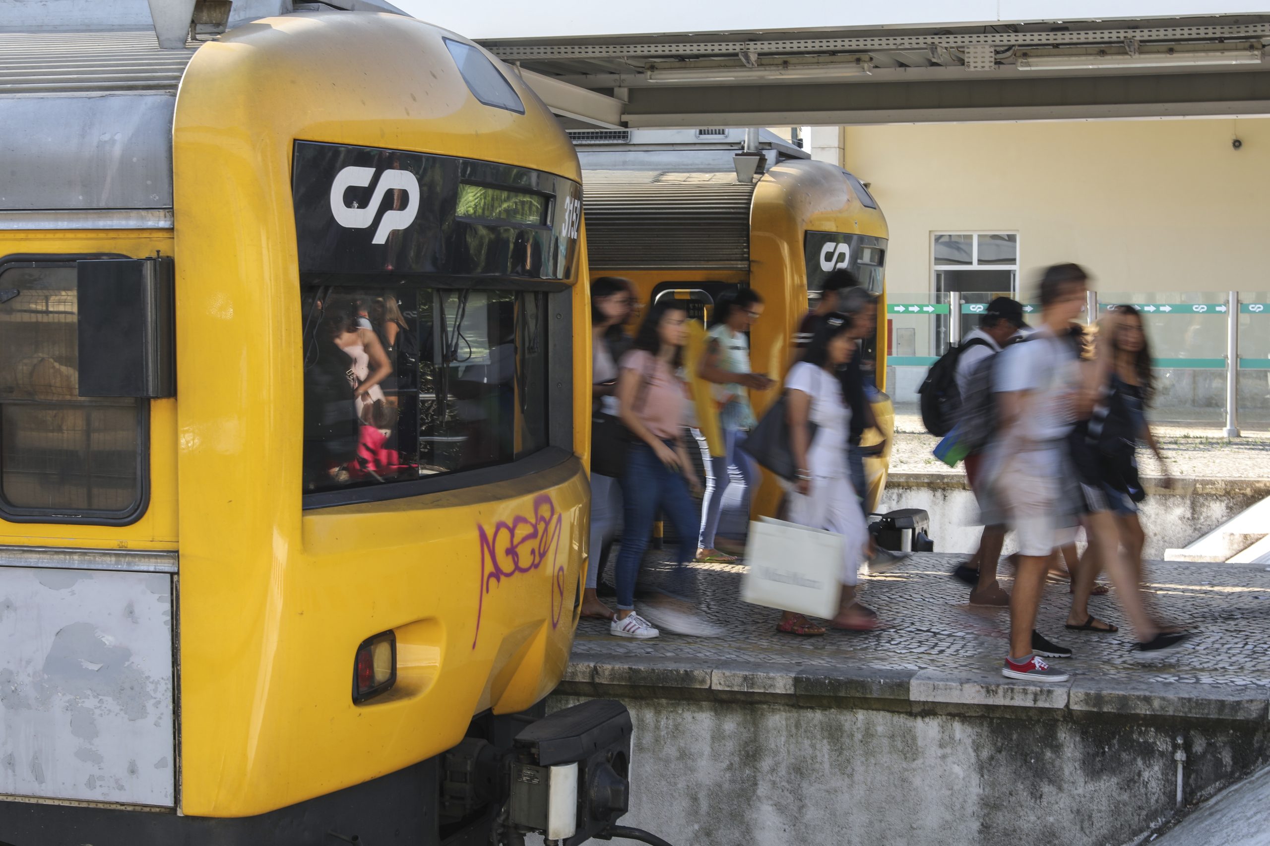 Como a Linha de Cascais perdeu 80 comboios por dia em menos de 20 anos