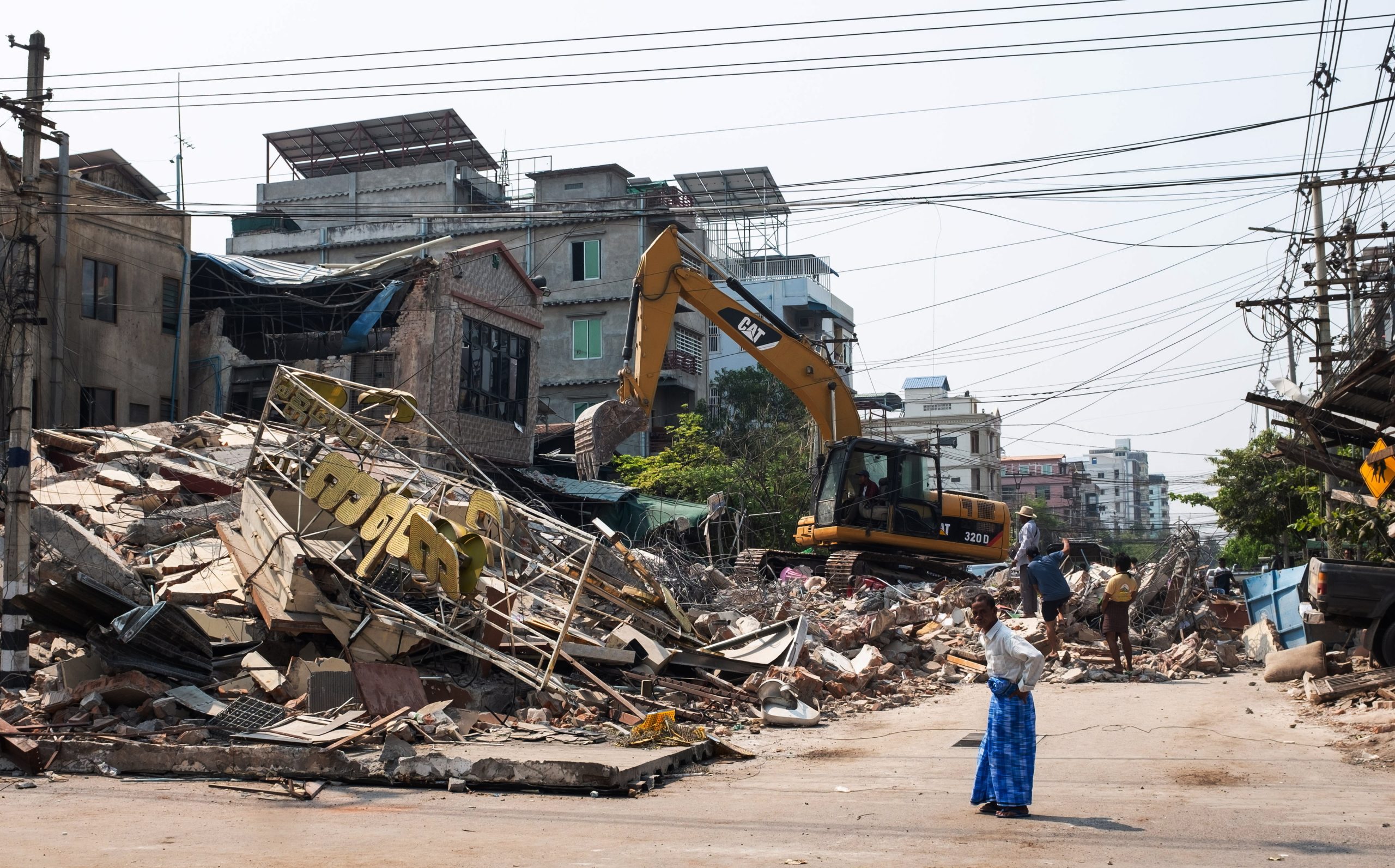 Mais de 2.000 mortos e 3.900 feridos no sismo em Myanmar
