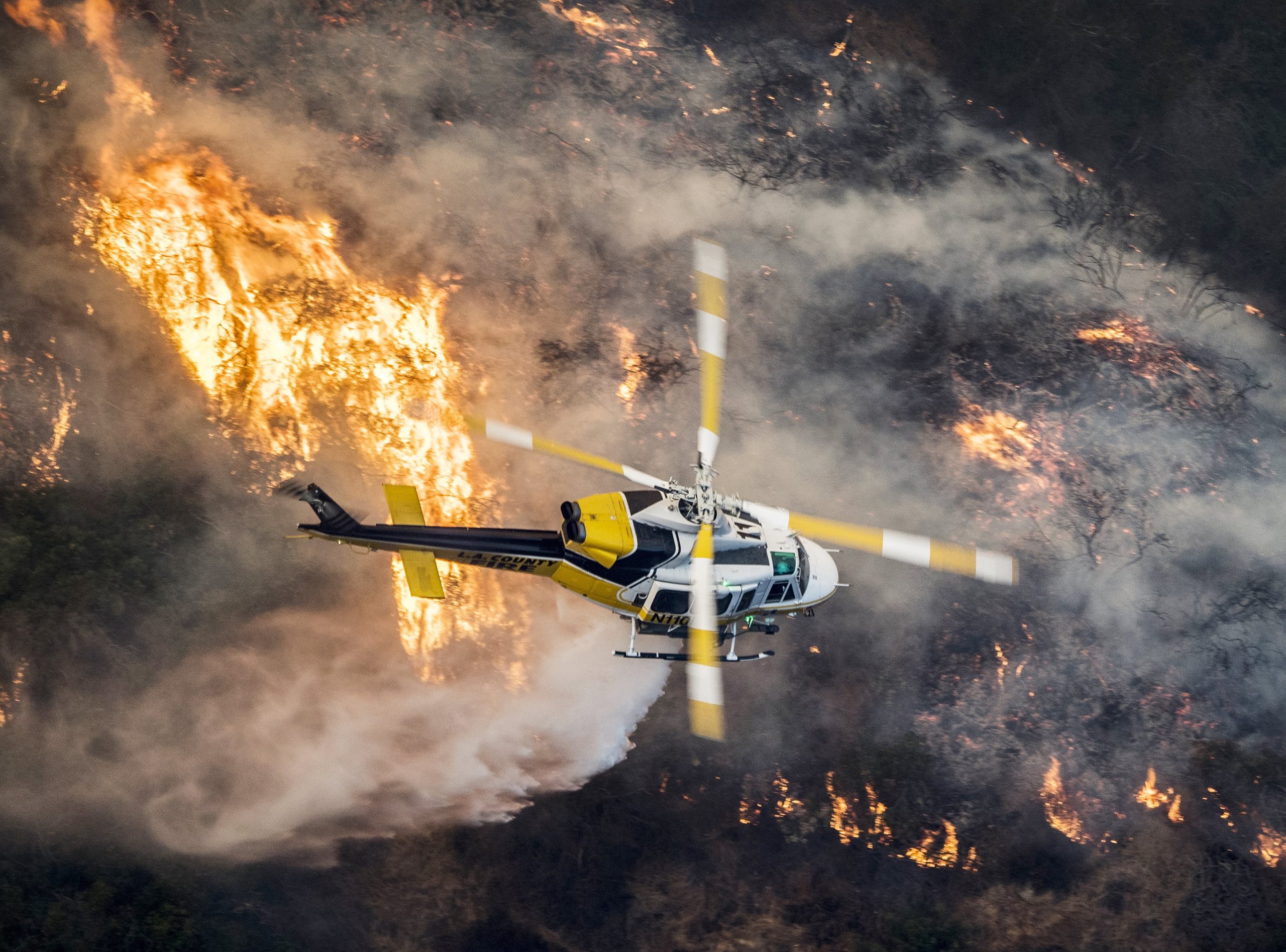 Los Angeles: incêndio obriga a retirar 10 mil pessoas. Lebron James e Schwarzenegger entre os que tiveram de abandonar a sua casa