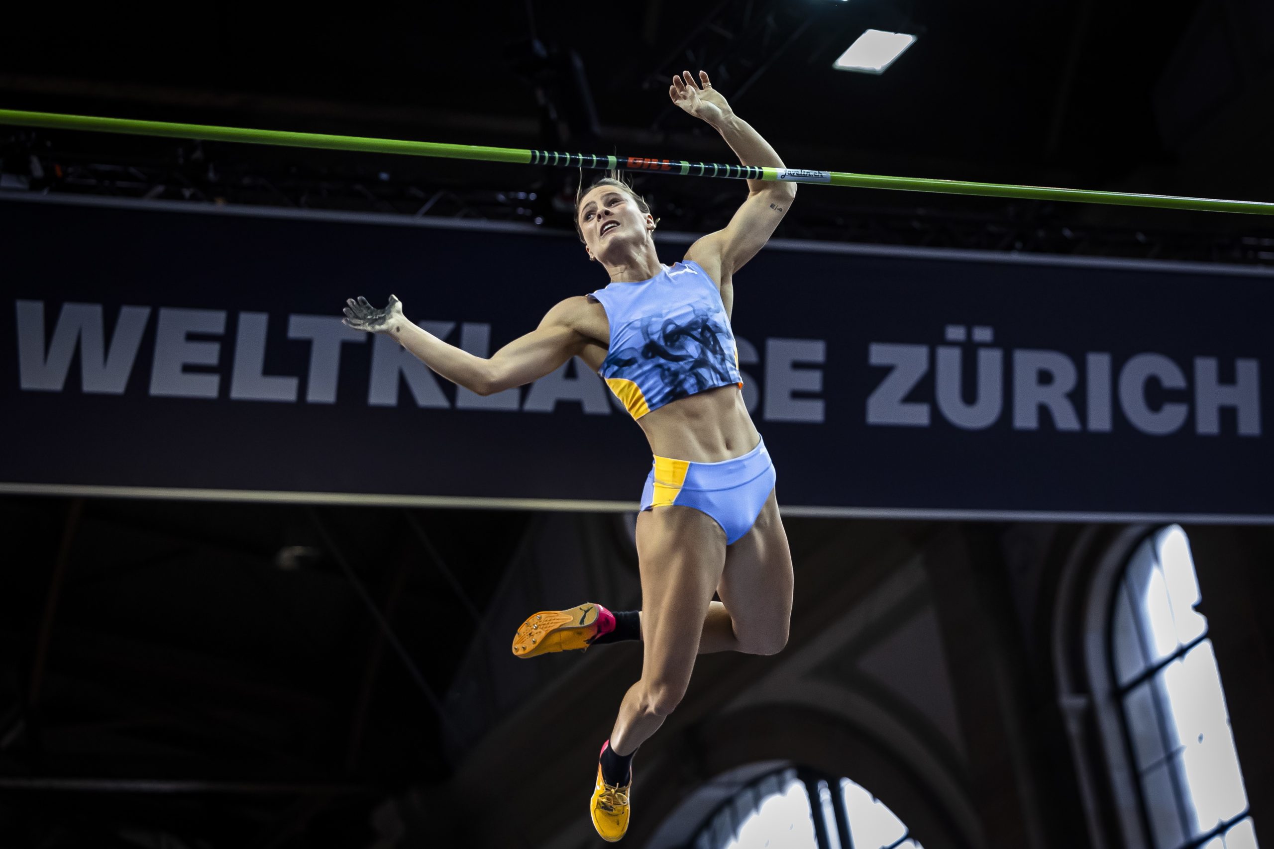 Em pleno átrio da estação de comboios de Zurique, Nina Kennedy vence salto com vara