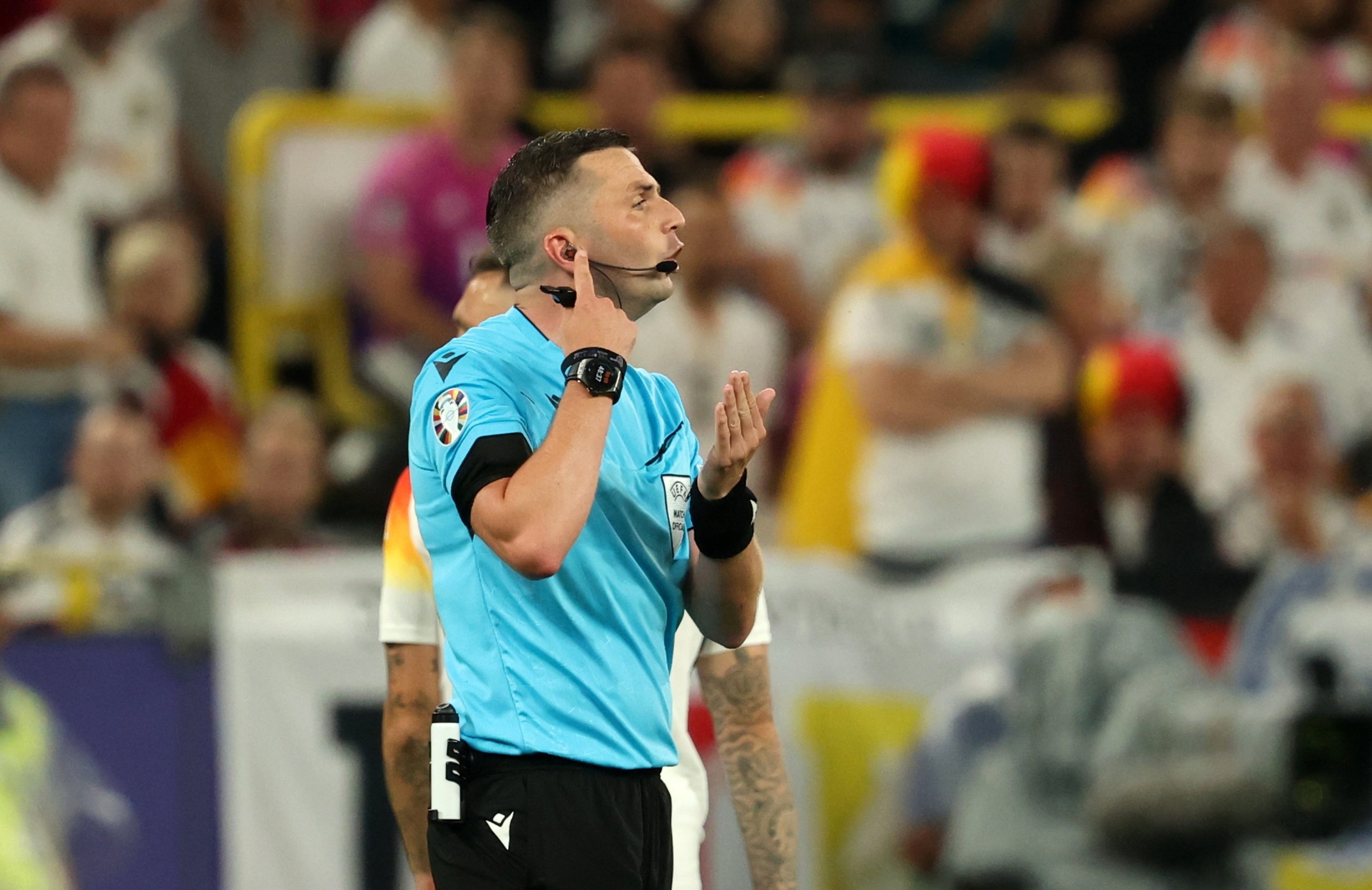 Michael Oliver arbitra visita do Benfica ao Estrela Vermelha na Liga dos Campeões