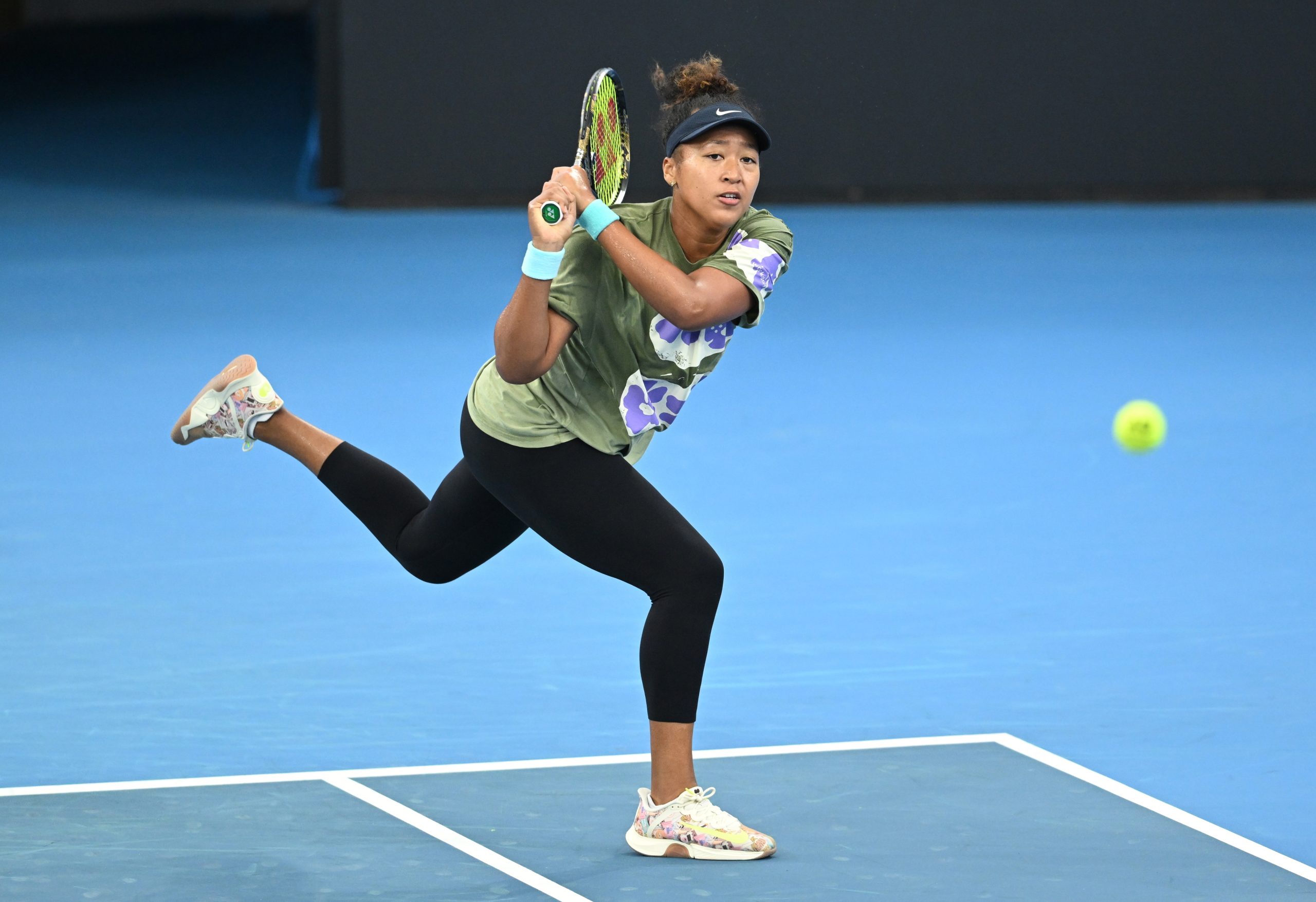 Mãe há 6 meses. Tenista Naomi Osaka regressa com triunfo em Brisbane