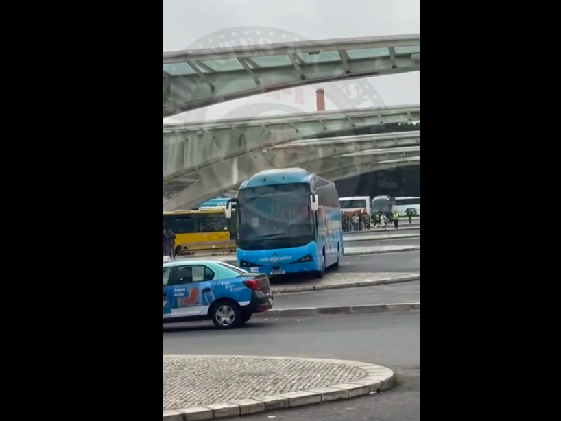 O momento em que um autocarro se despista na Gare do Oriente e abalroa táxi e esplanada