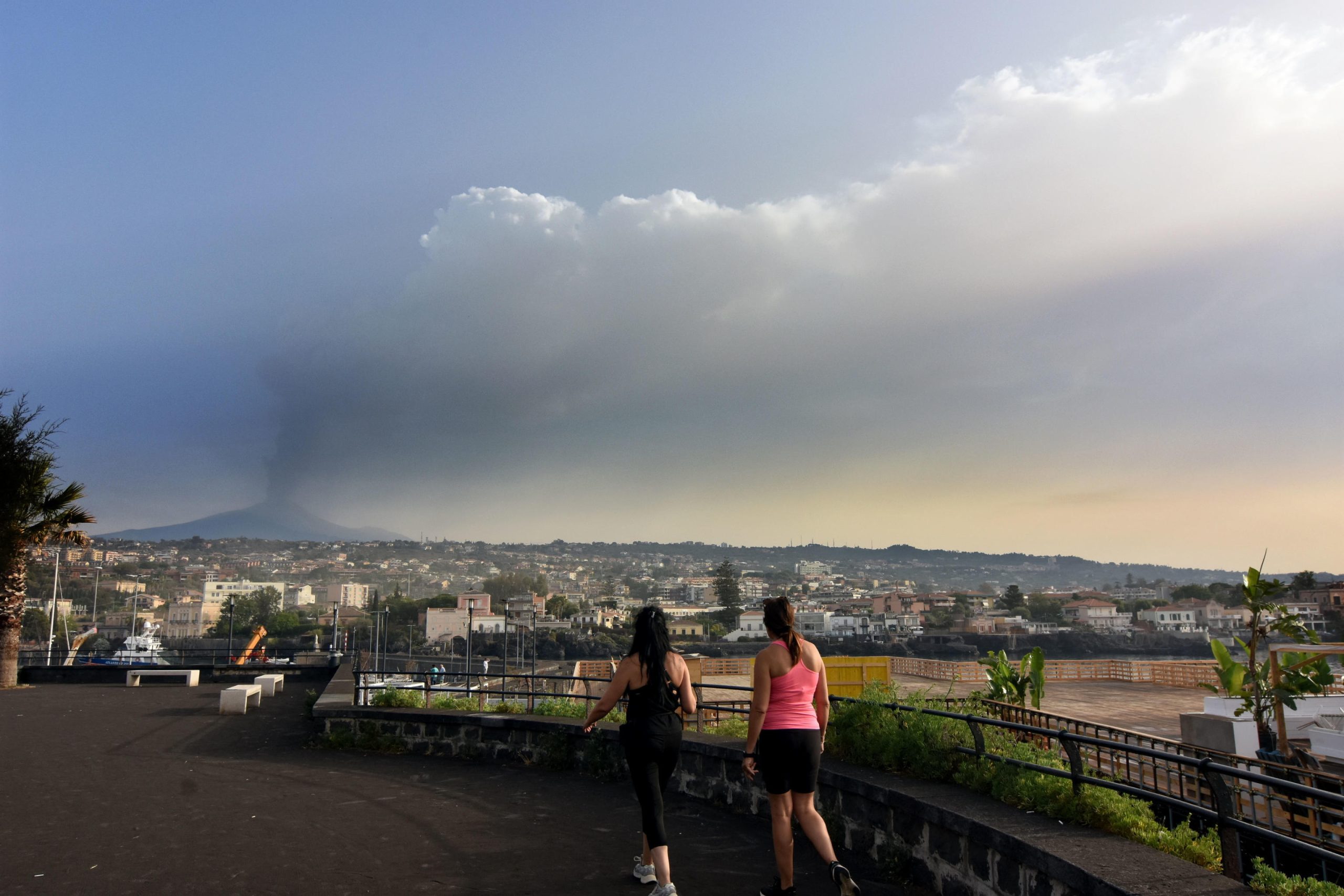 Etna: a expulsão de lava, a coluna de fumo de cinco quilómetros e uma ilha coberta de cinzas. Veja as fotos