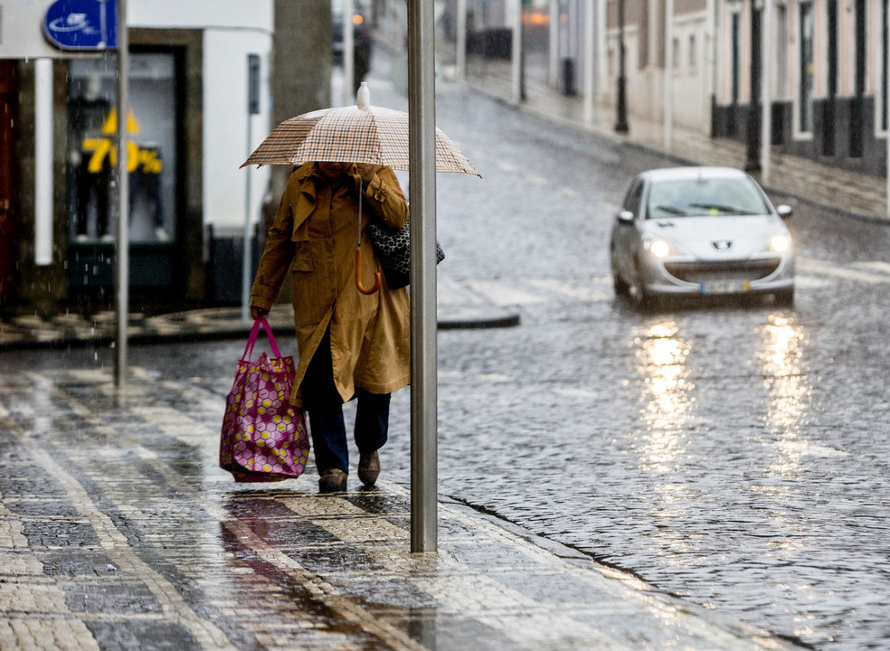 Proteção civil avisa para chuva intensa e vento forte na segunda e na terça-feira