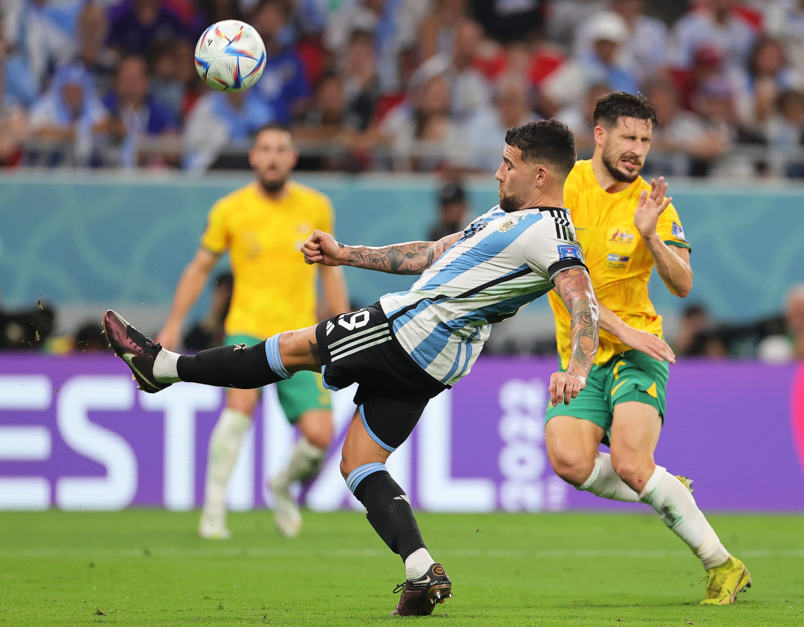Campeõs mundiais Otamendi e Enzo regressam aos trabalhos do Benfica