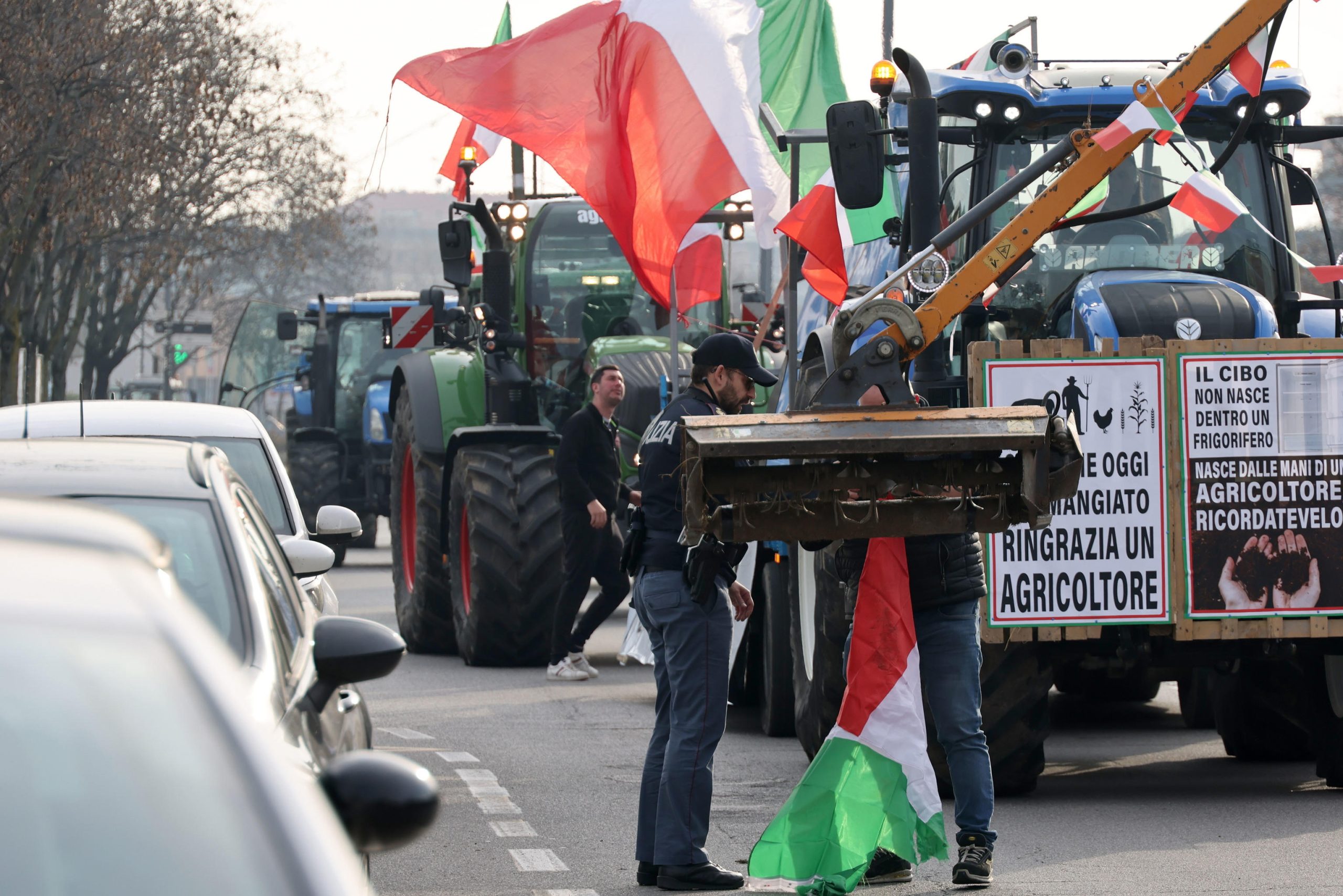Agricultores italianos também protestam contra Bruxelas e Governo junta-se às críticas