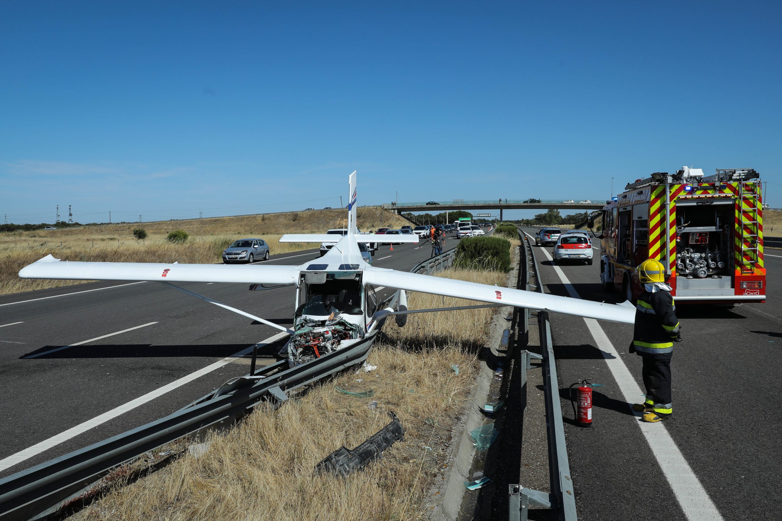 Investigação conclui que motor de aeronave acidentada na A12 parou por falha de combustível
