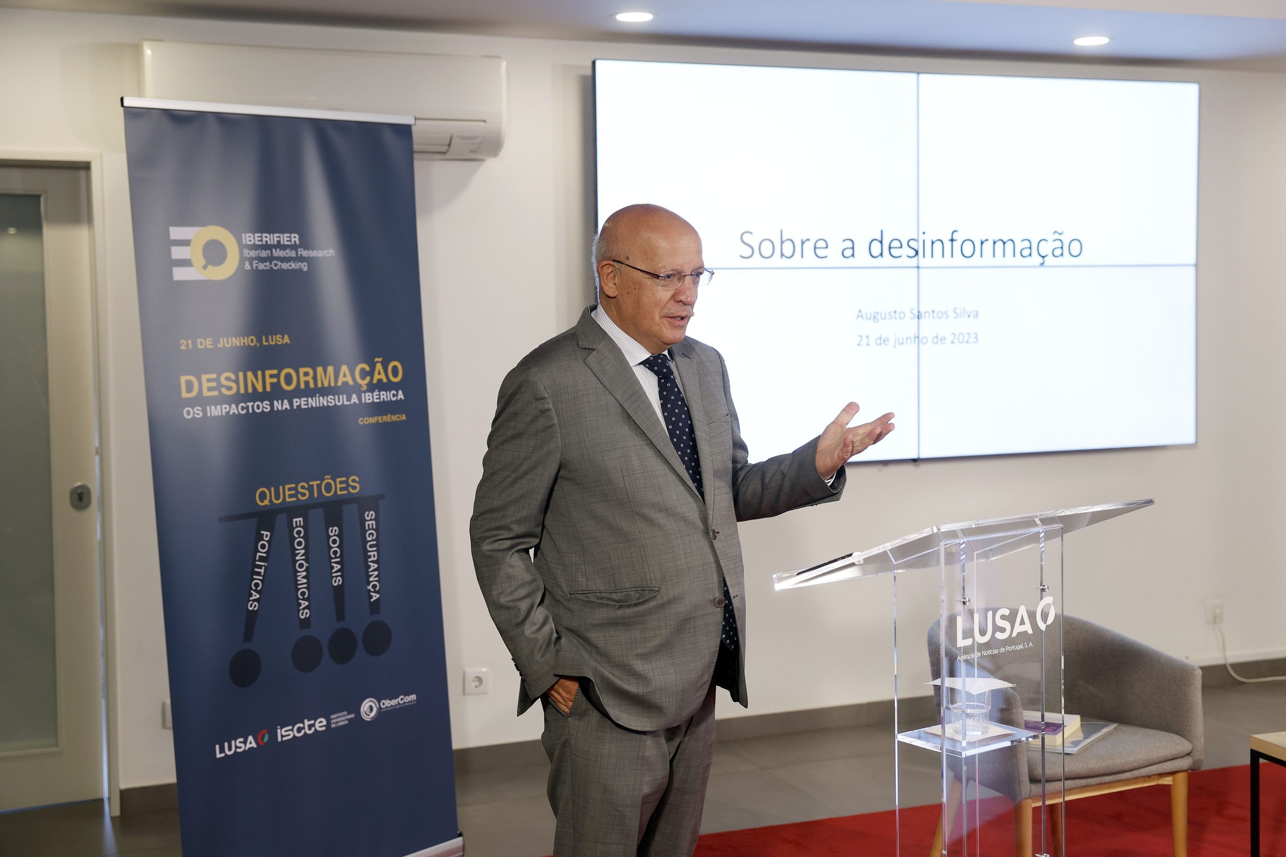 Desinformação é “ameaça à democracia” e requer combate “firme, mas cauteloso”, afirma Augusto Santos Silva