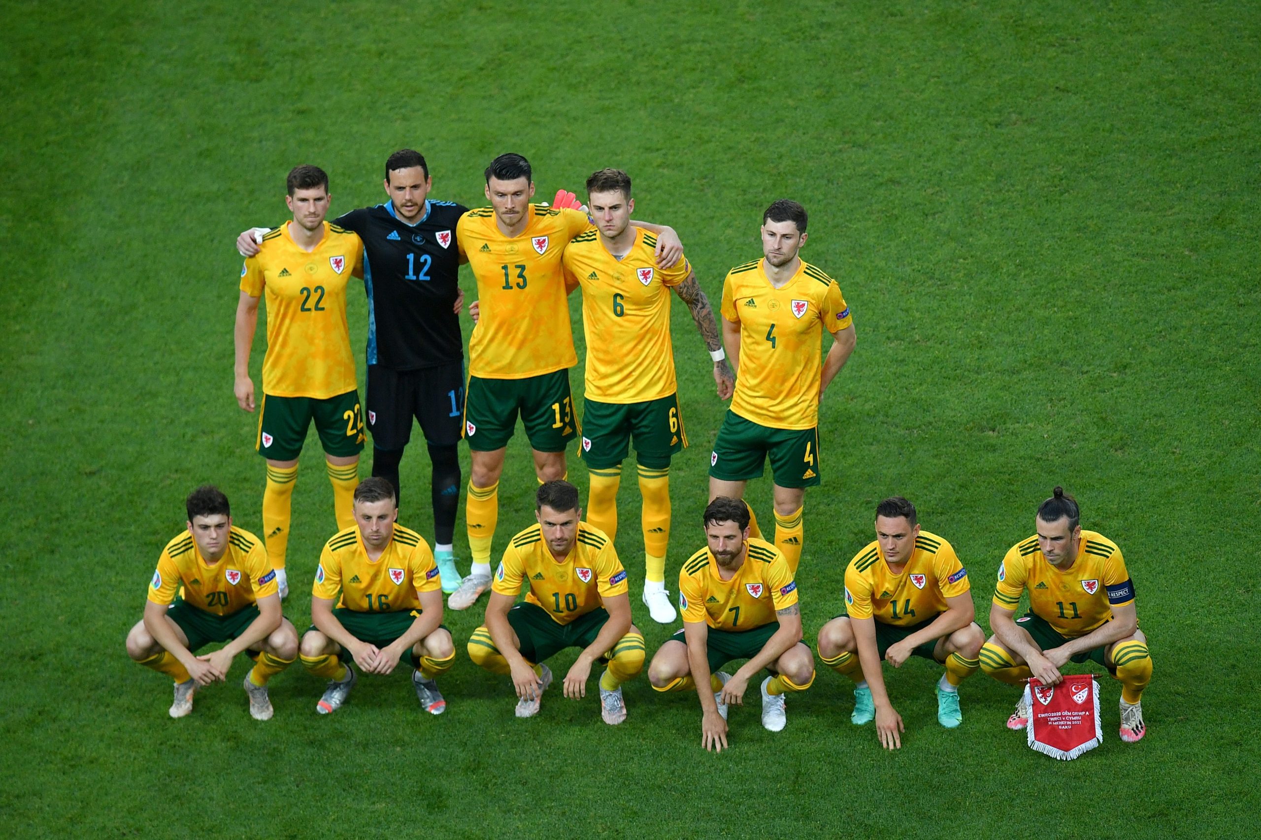 Porque é que a seleção do País de Gales tem sempre formações estranhas nas fotografias?