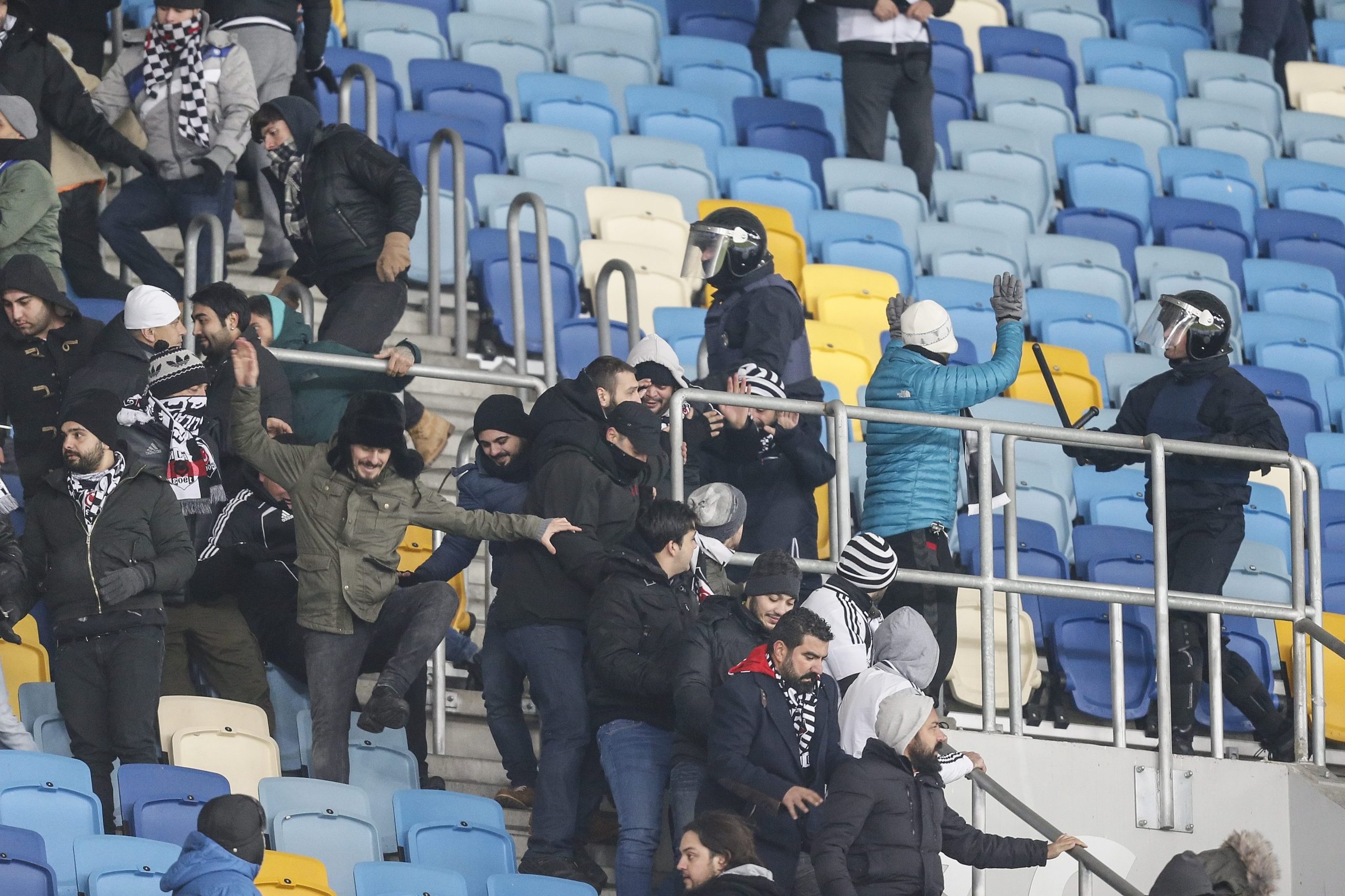 UEFA abre processos disciplinares a Dínamo de Kiev e Besiktas