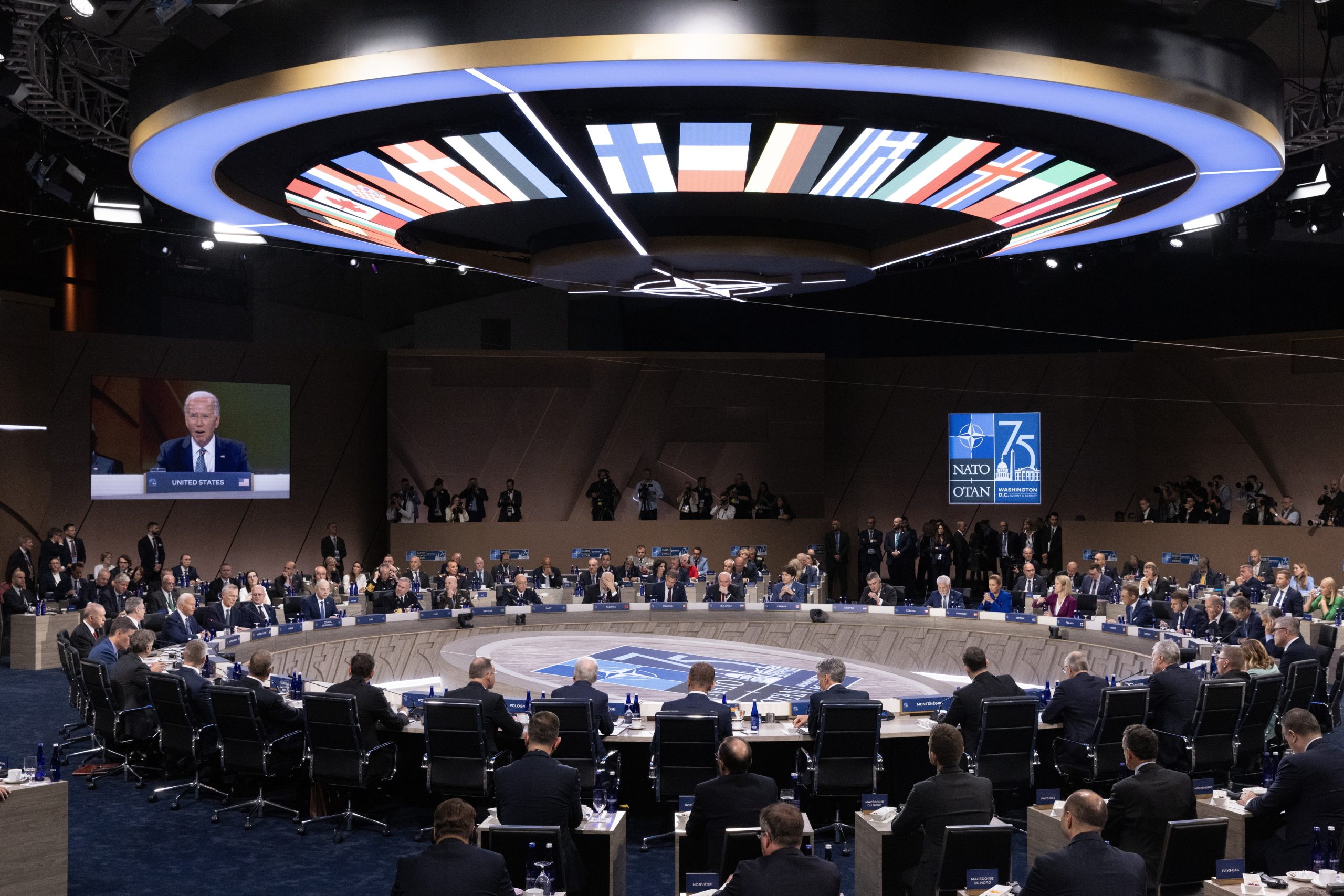 Aliados acordam financiamento de 40 mil milhões de euros a Kiev e “caminho irreversível” para adesão