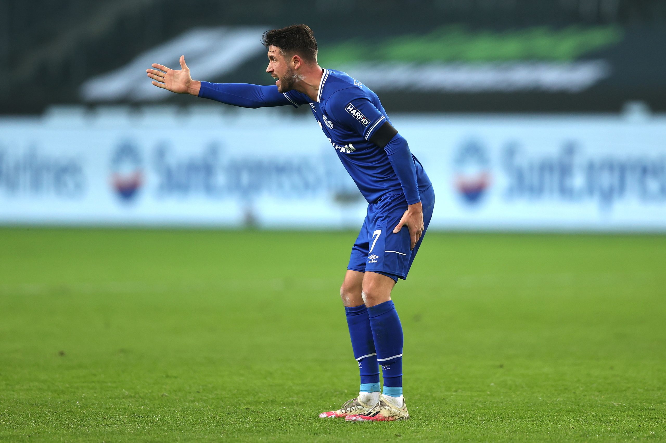 Mark Uth ficou inconsciente no jogo do Schalke e recupera de “concussão cerebral”