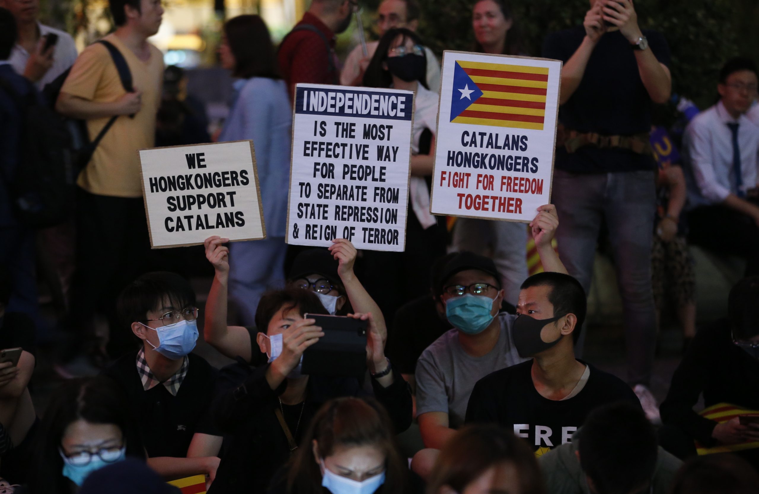 Centenas concentrados em Hong Kong em solidariedade com os manifestantes catalães