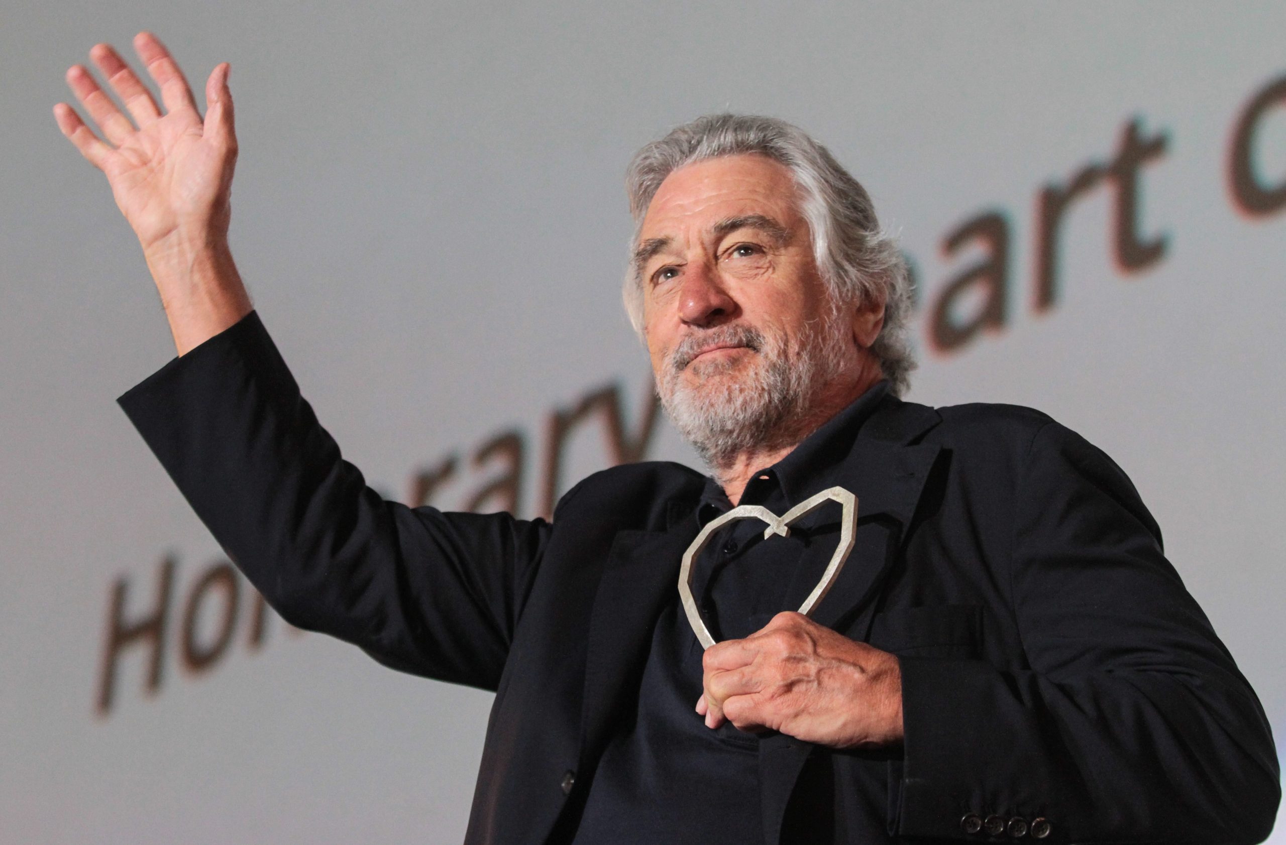 Mulher acusada de tentar roubar presentes da árvore de Natal de Robert De Niro