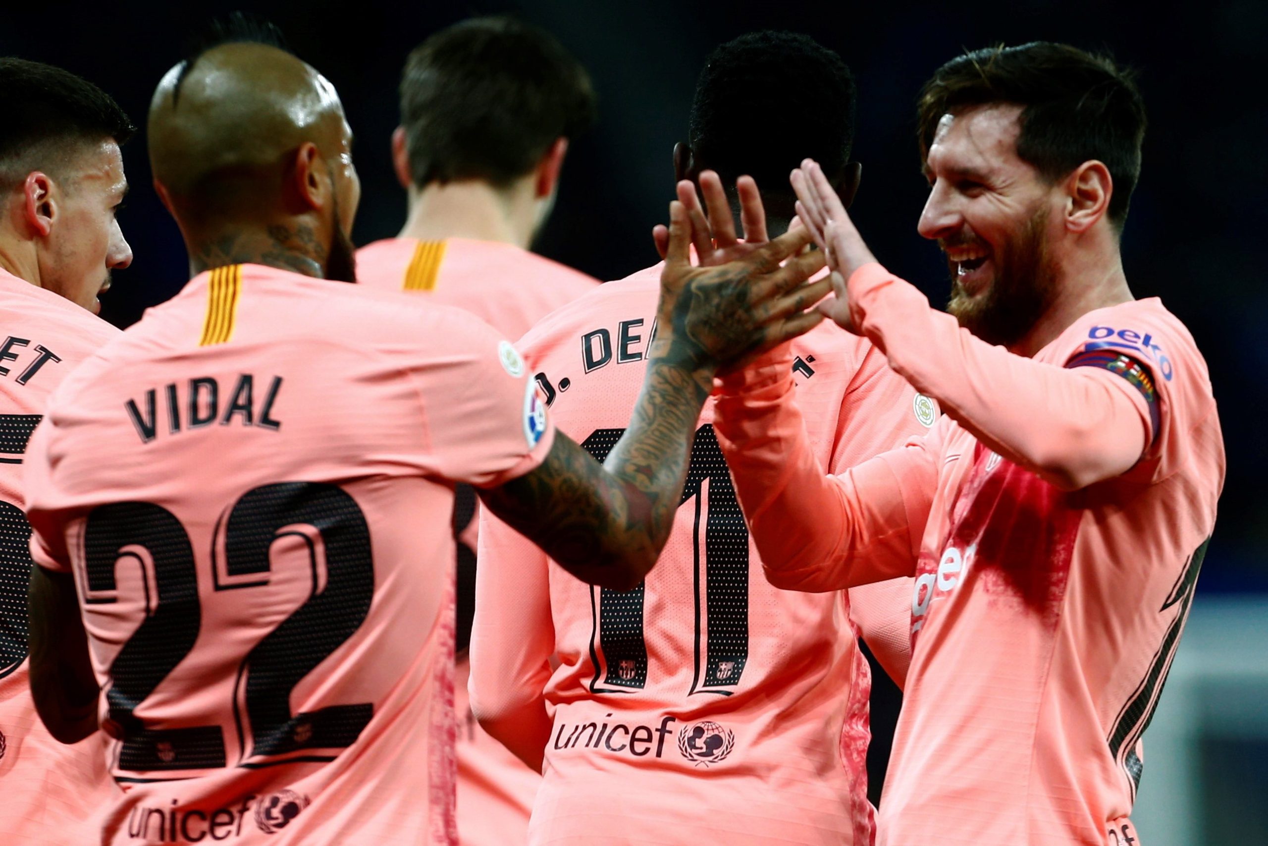 Barcelona vence dérbi com o Espanyol e reforça liderança em Espanha