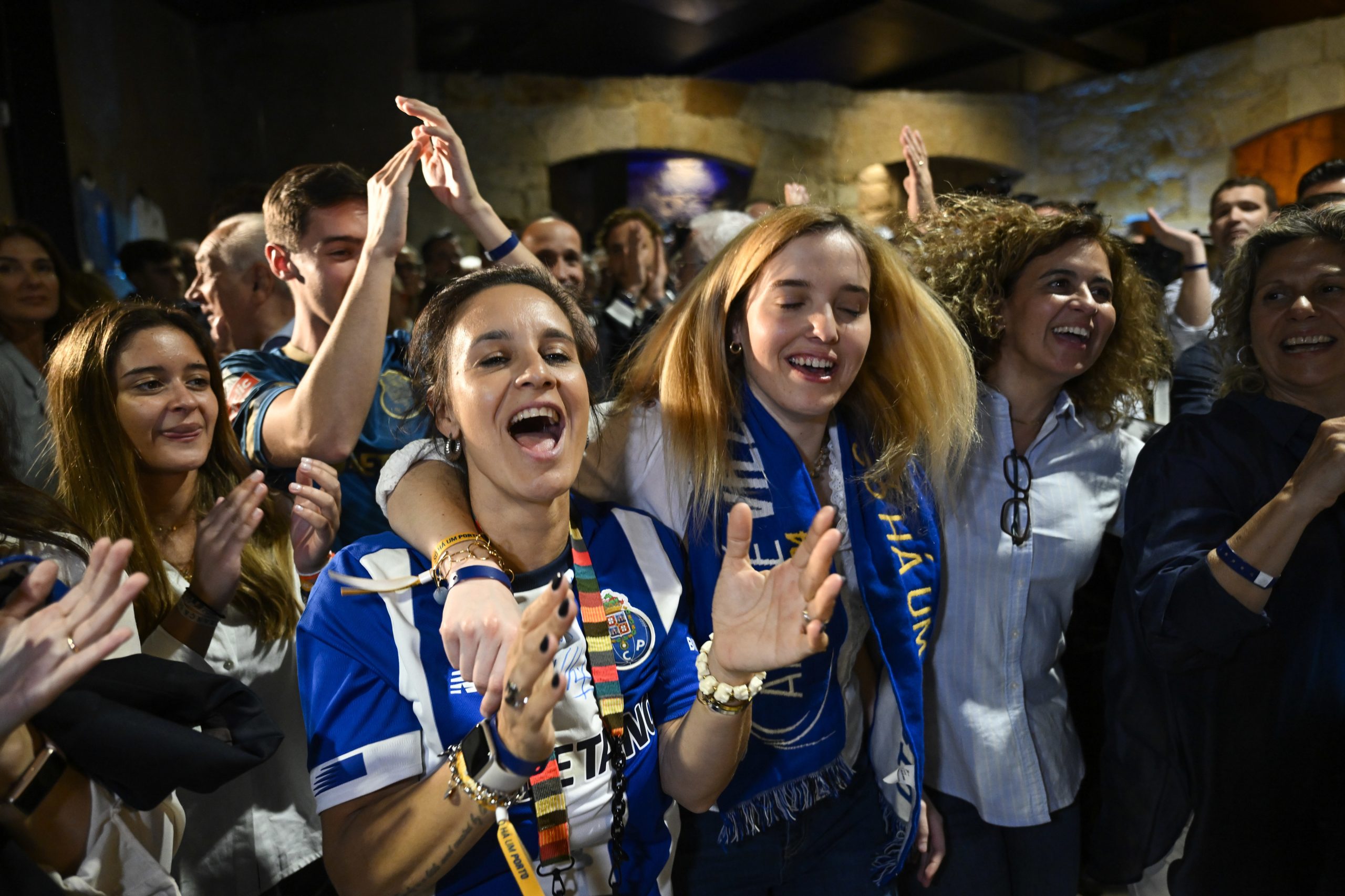 Já se faz a festa na sede de campanha de Villas-Boas