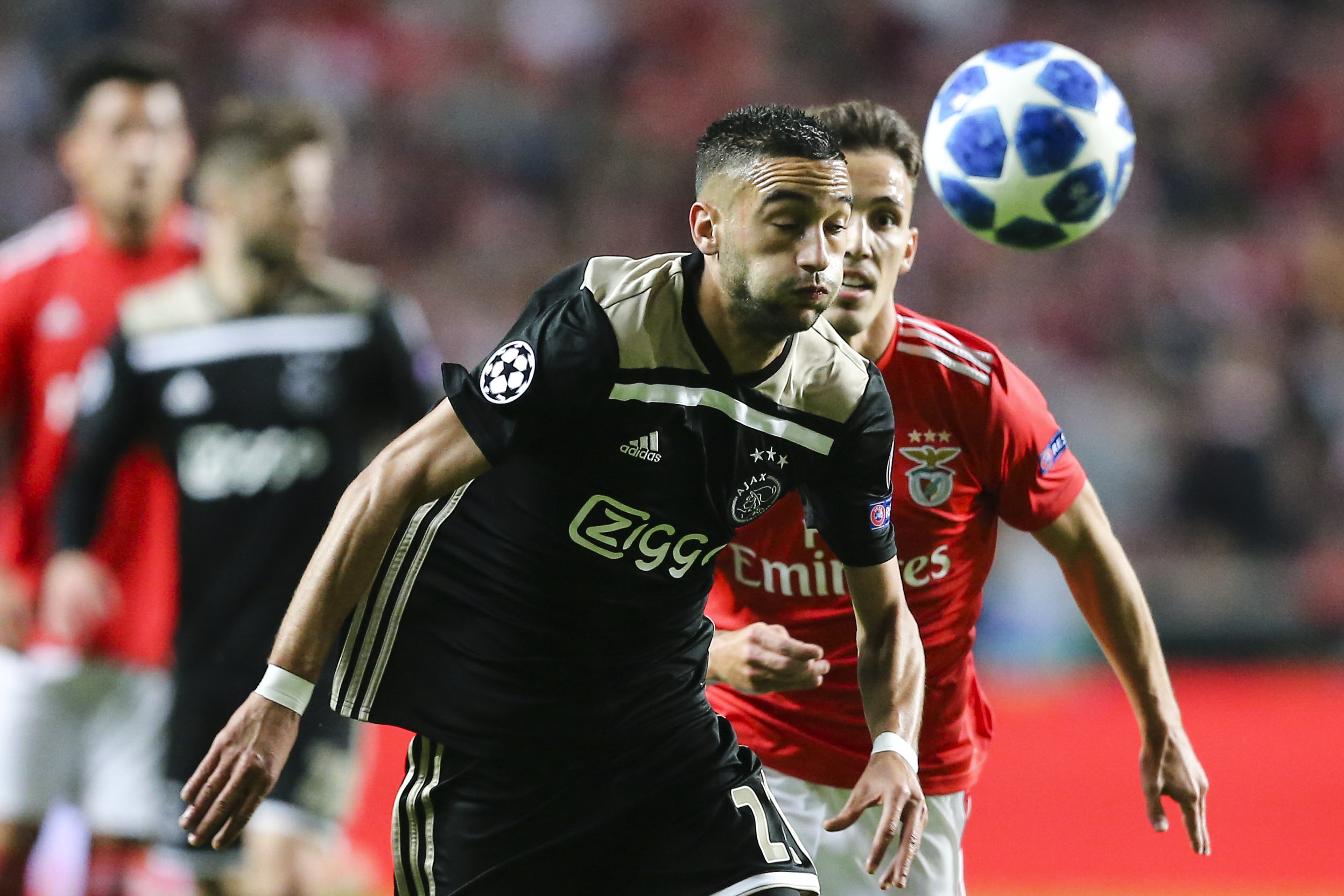 Ziyech deixa Ajax no verão para assinar pela Chelsea a troco de 40 milhões de euros