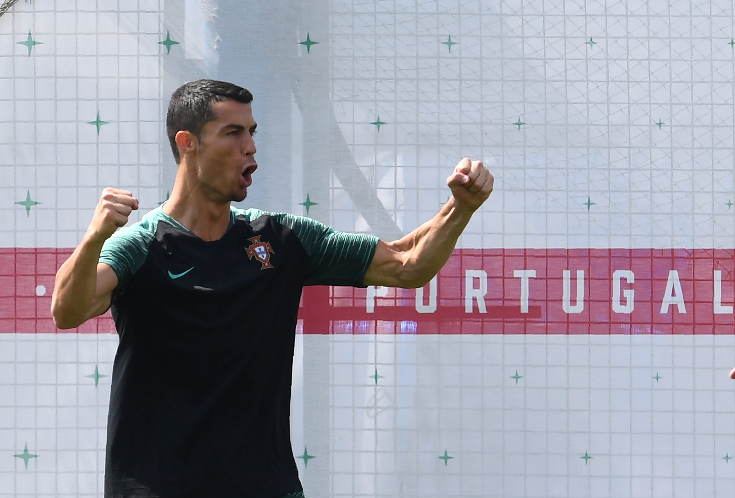 Ronaldo, Modric e Salah. Amanhã elege-se o melhor jogador a atuar na Europa