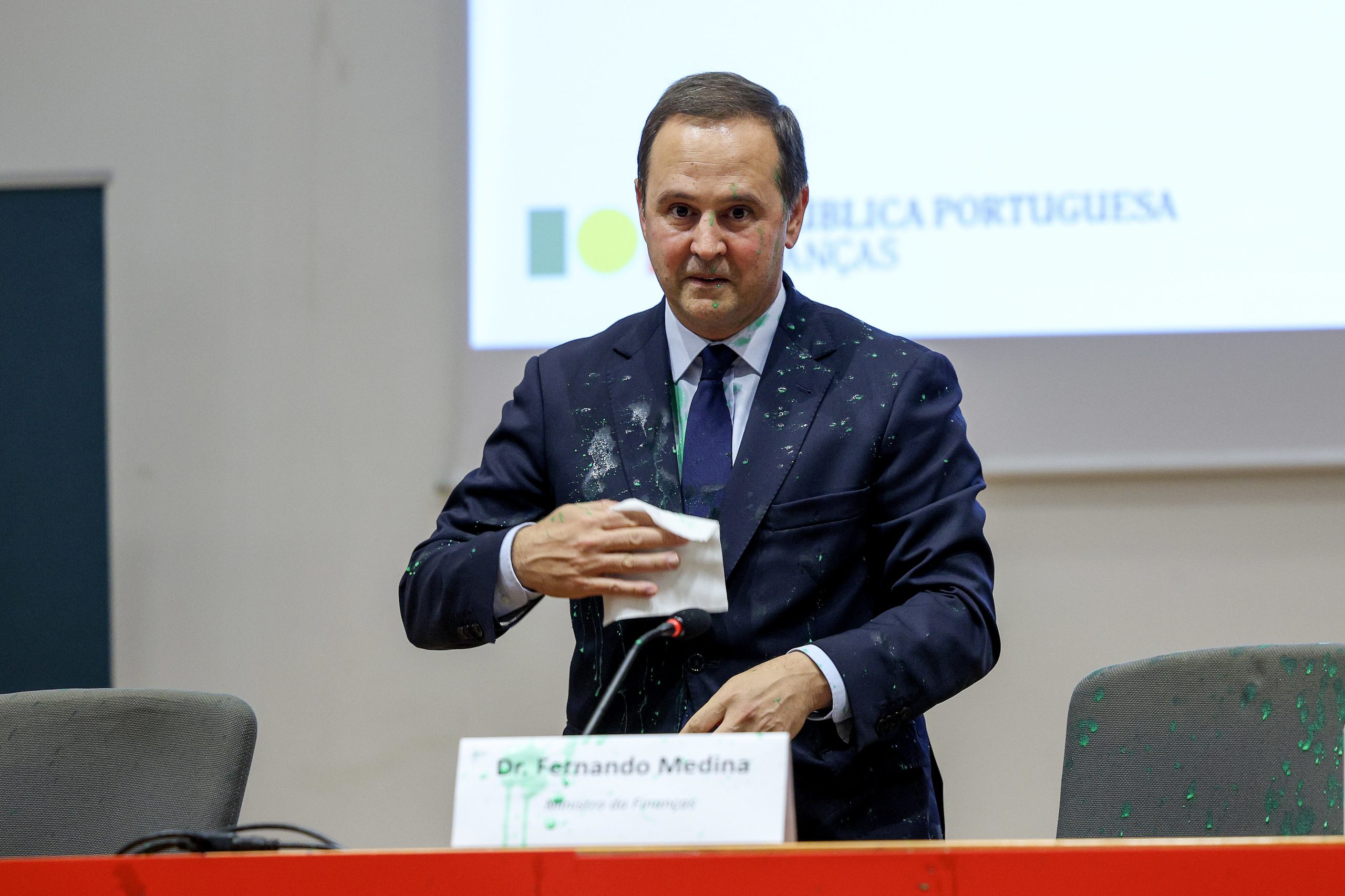 Protestos climáticos deitam tinta na roupa de governantes, mas quais as consequências ambientais deste ato?