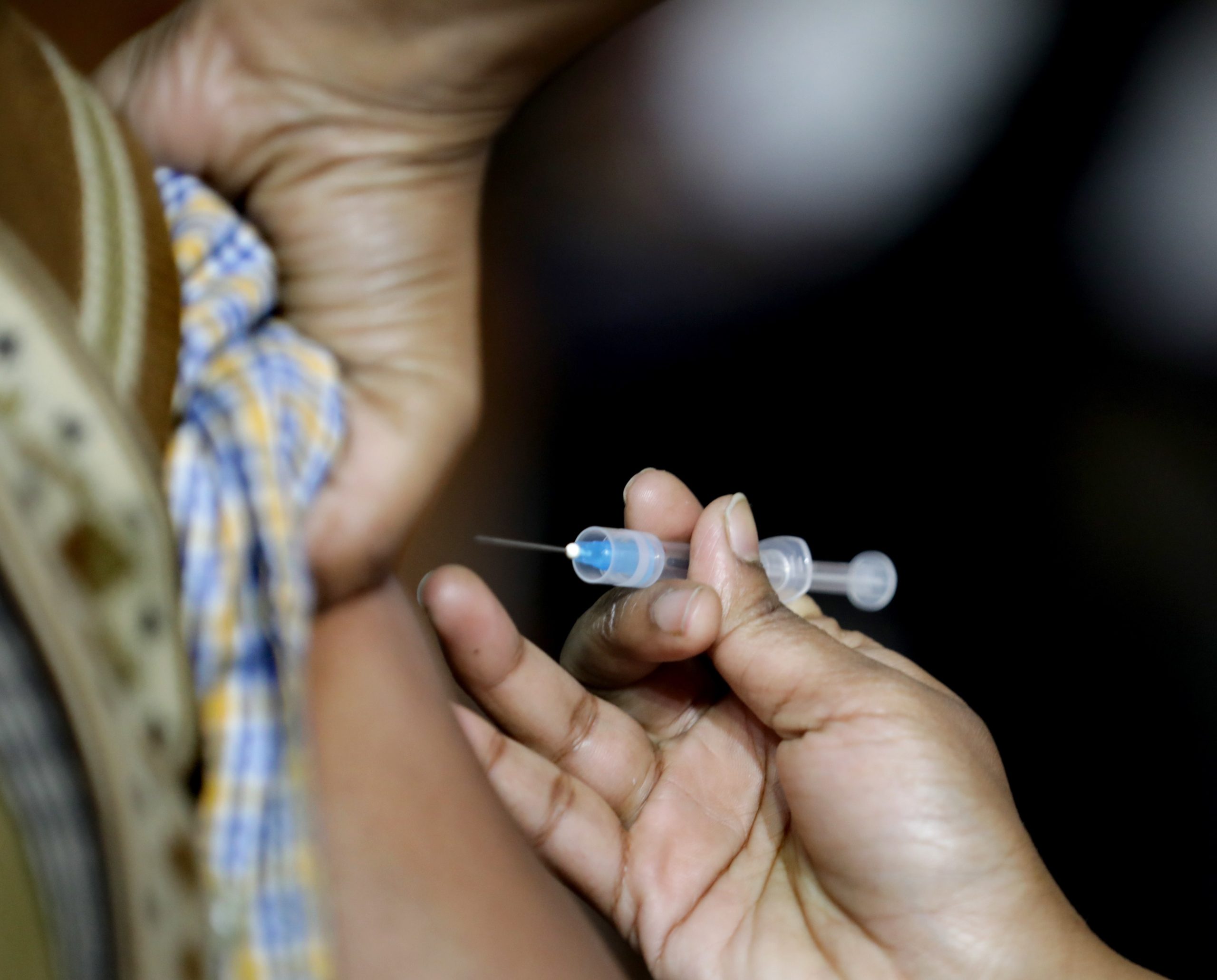 Covid-19: Bruxelas considera inaceitável atraso de vacina da AstraZeneca e admite ações