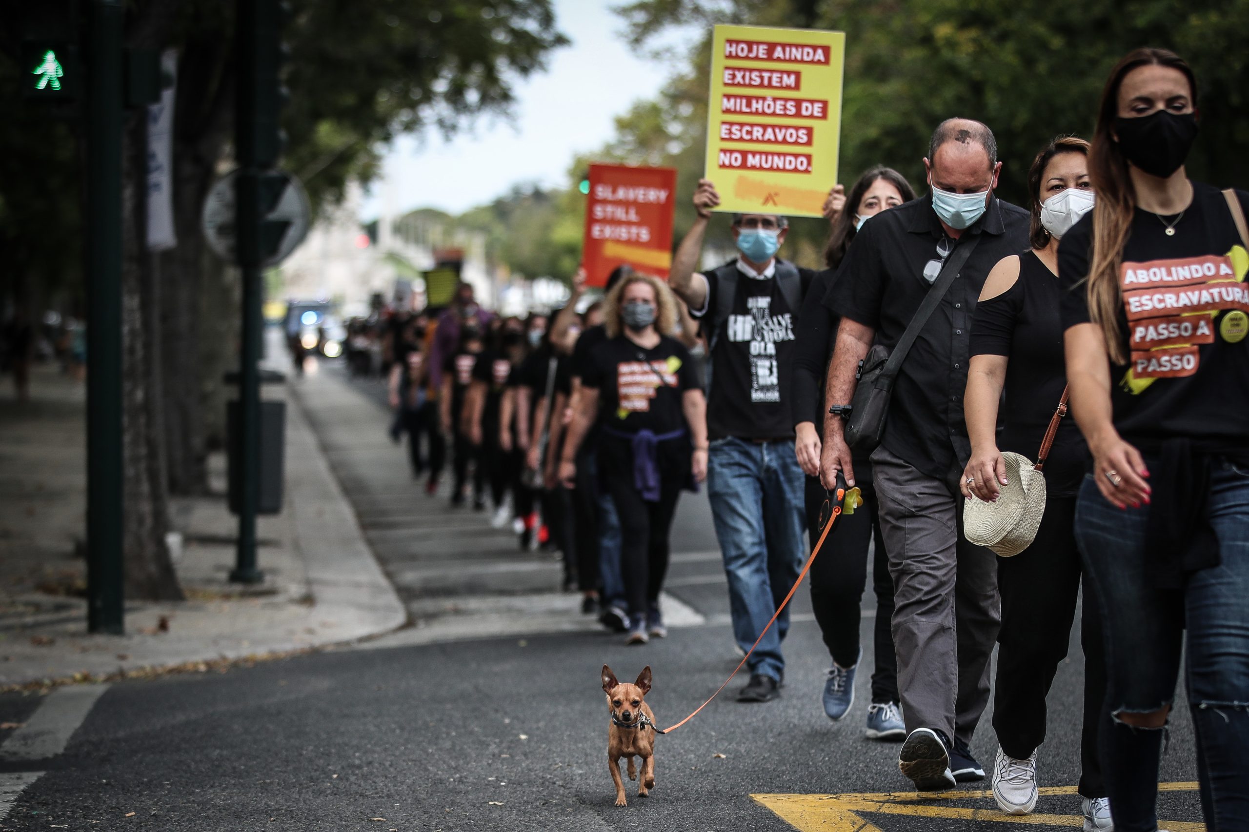 Cerca de 300 pessoas caminharam em silêncio e fila única em Lisboa contra tráfico humano