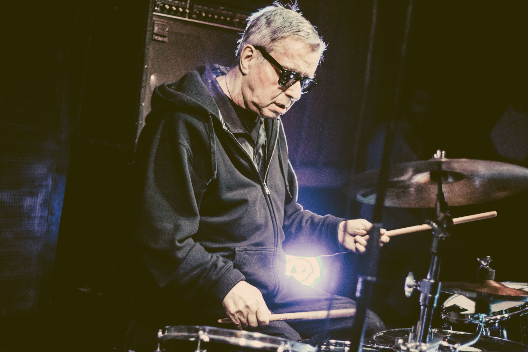 Morreu Jaki Liebezeit, cofundador dos Can
