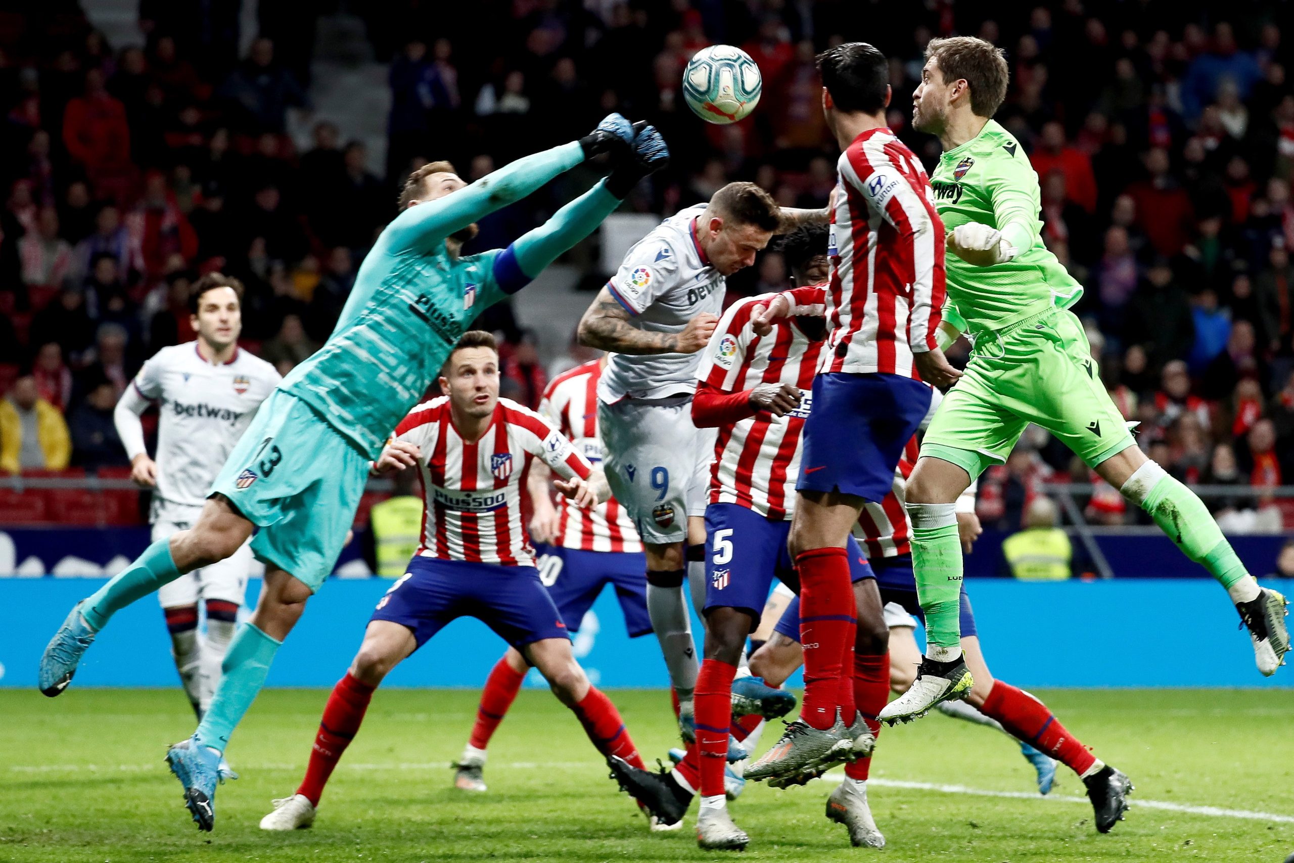 Atlético Madrid vence na receção ao Levante e ‘apanha’ Sevilha no terceiro lugar